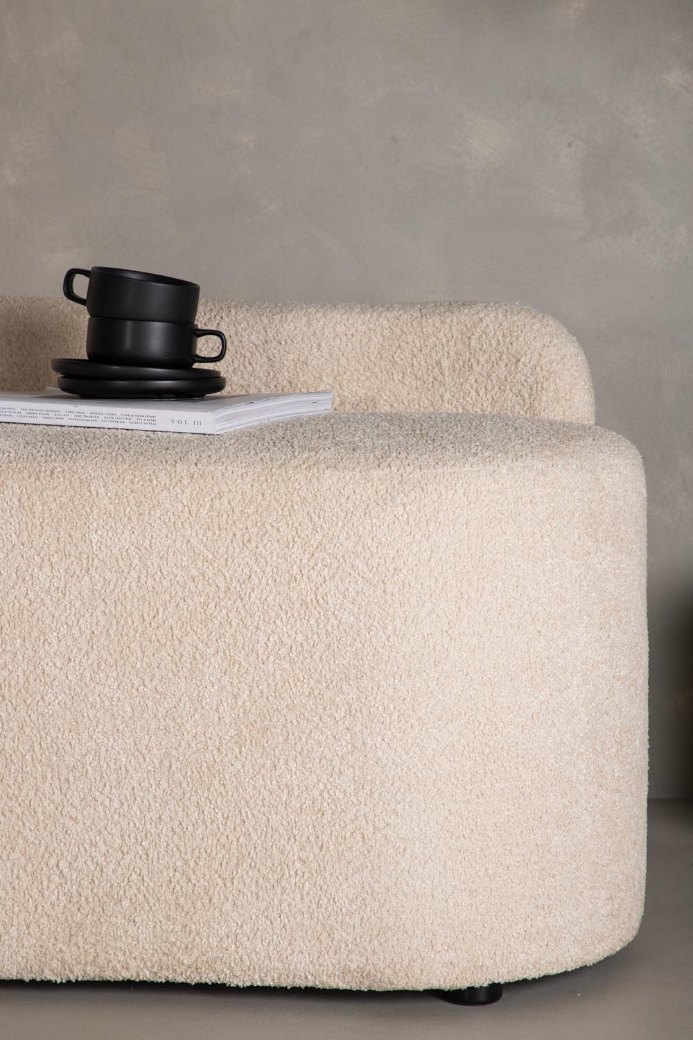 Pocatello Sofa in Weiss präsentiert im Onlineshop von KAQTU Design AG. 2er Sofa ist von Venture Home