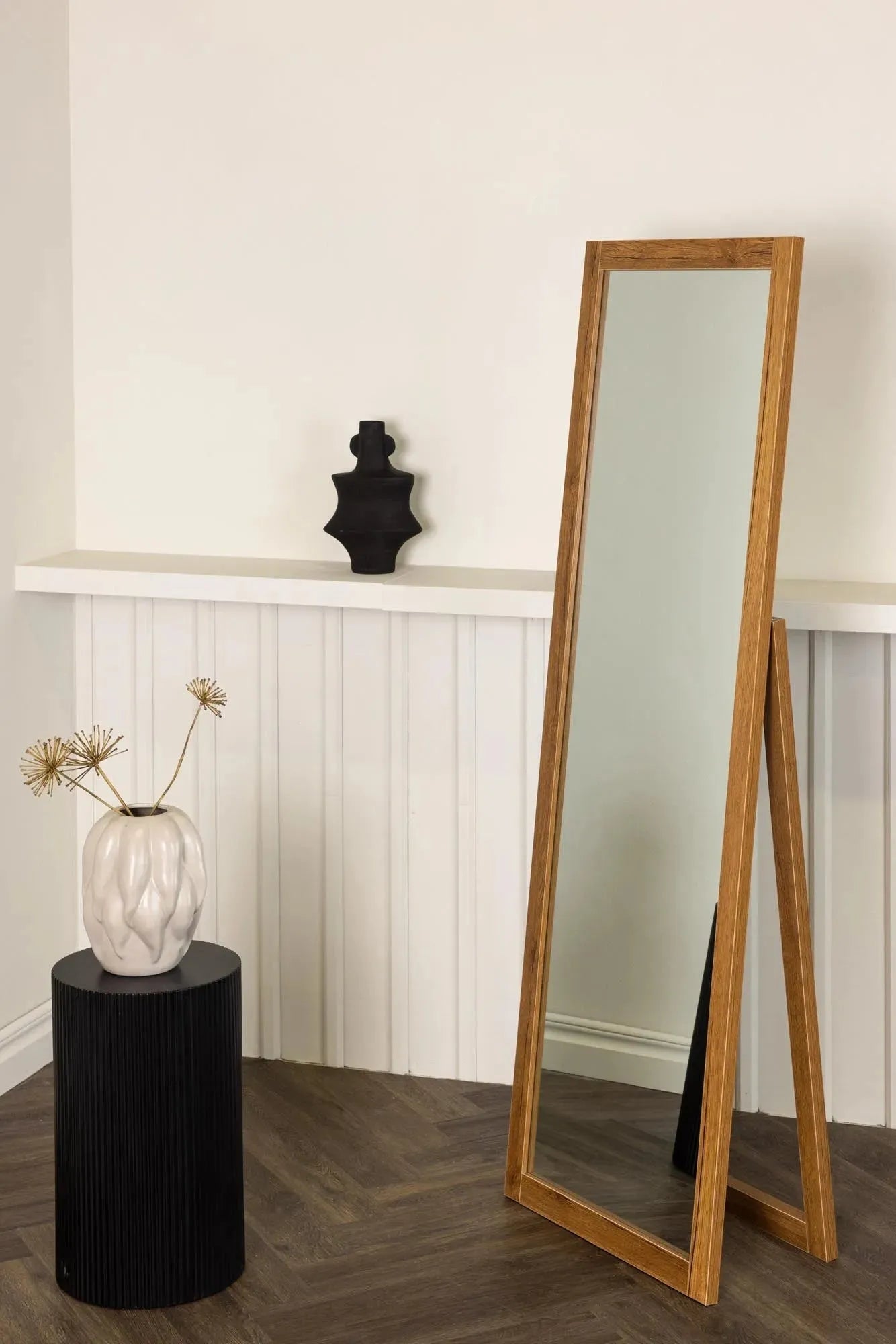 Eleganter Sebring Spiegel von Venture Home: Stilvolles Design, hochwertiger MDF-Rahmen, vielseitig einsetzbar, langlebig und dekorativ.