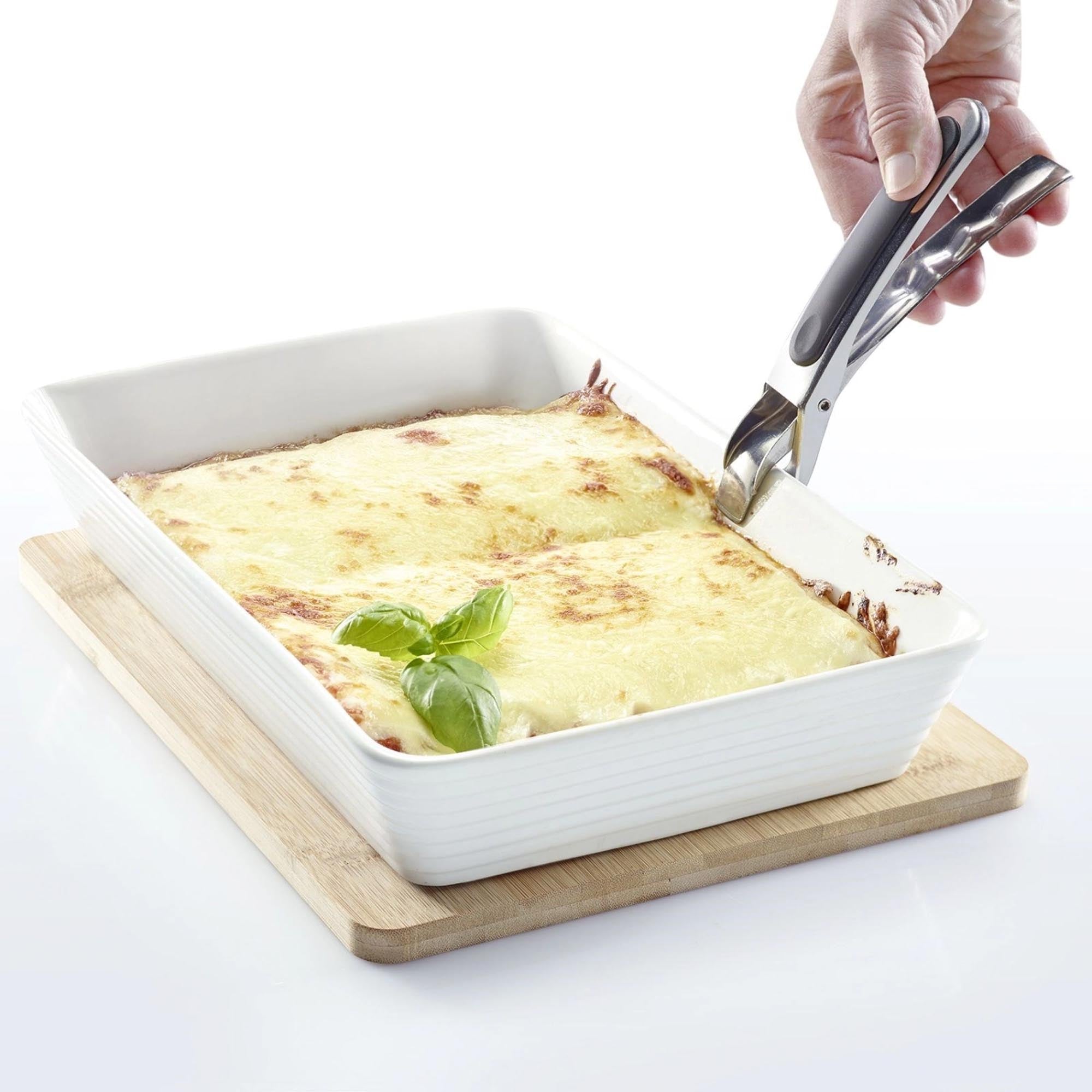 Robuste Ofenzange von Westmark, perfekt für sicheres Hantieren mit heißen Backblechen, langlebig und einfach zu bedienen.