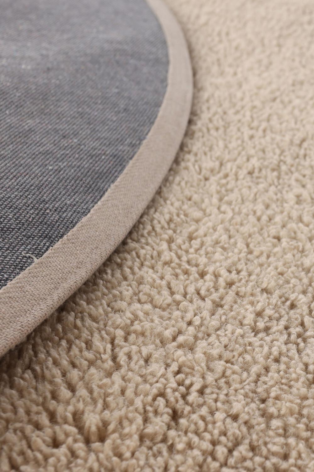 Teddy Teppich in Beige präsentiert im Onlineshop von KAQTU Design AG. Teppich ist von Venture Home