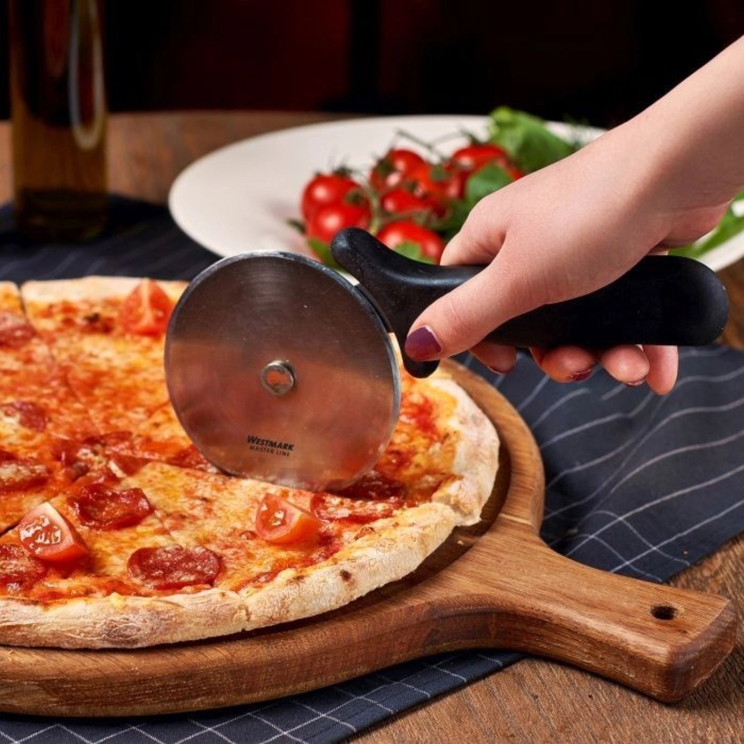 Pizzaschneider Master Line von Westmark, ergonomisch gestaltet für präzises Schneiden von Pizza, ideal für die Küche und Pizzaliebhaber.