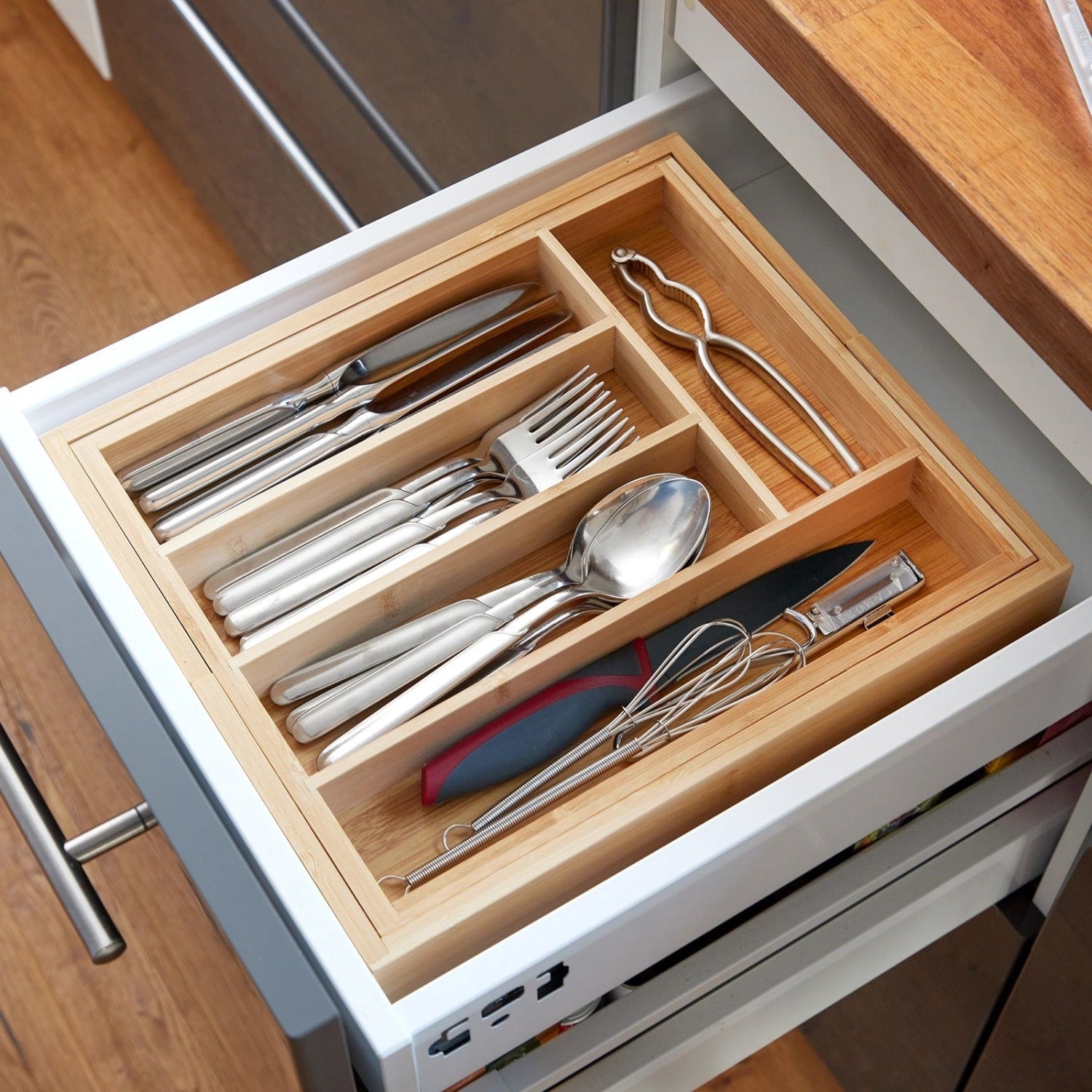 Eleganter Besteckeinsatz aus hochwertigem Bambus, perfekt für die organisierte Aufbewahrung von Besteck in Schubladen.