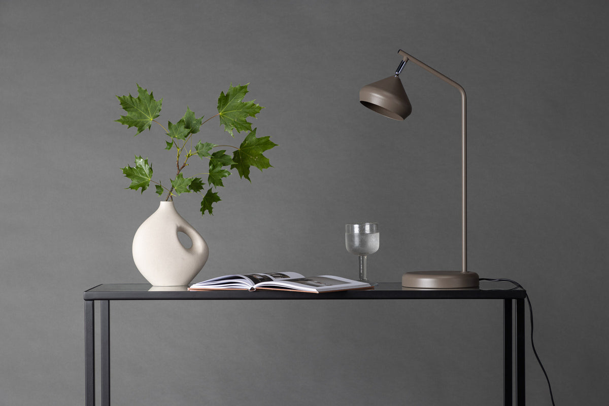 Isaberg Tischlampe in Mokka präsentiert im Onlineshop von KAQTU Design AG. Tischleuchte ist von Venture Home