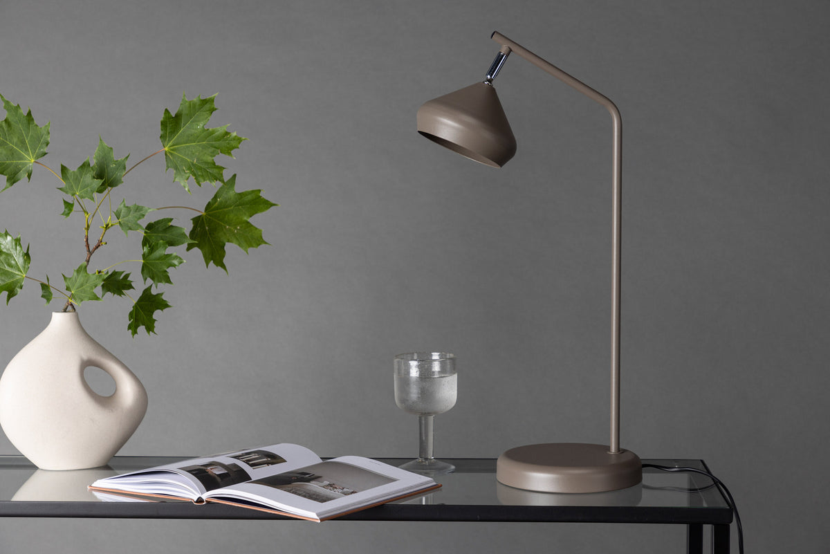 Isaberg Tischlampe in Mokka präsentiert im Onlineshop von KAQTU Design AG. Tischleuchte ist von Venture Home