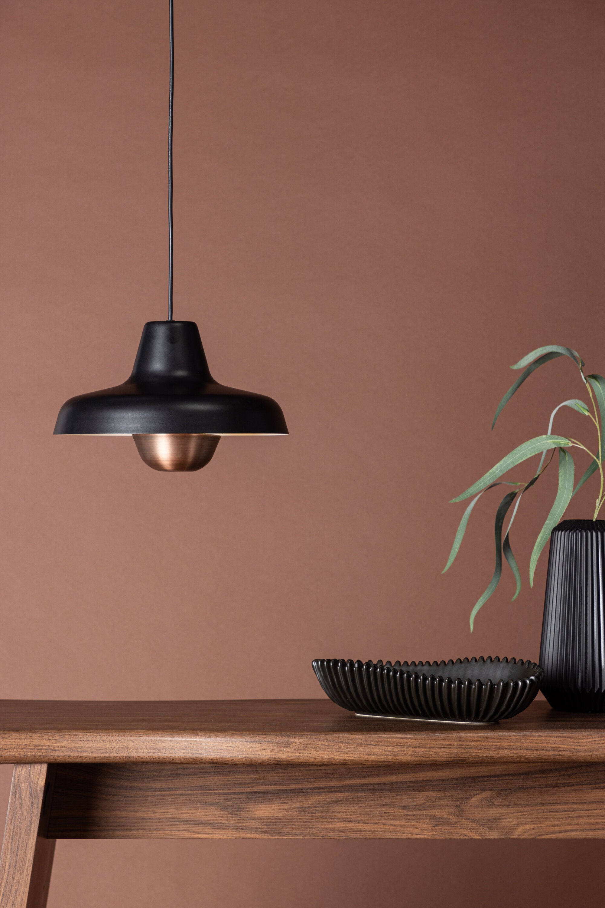 Högbyn Pendelleuchte in Schwarz präsentiert im Onlineshop von KAQTU Design AG. Pendelleuchte ist von Venture Home