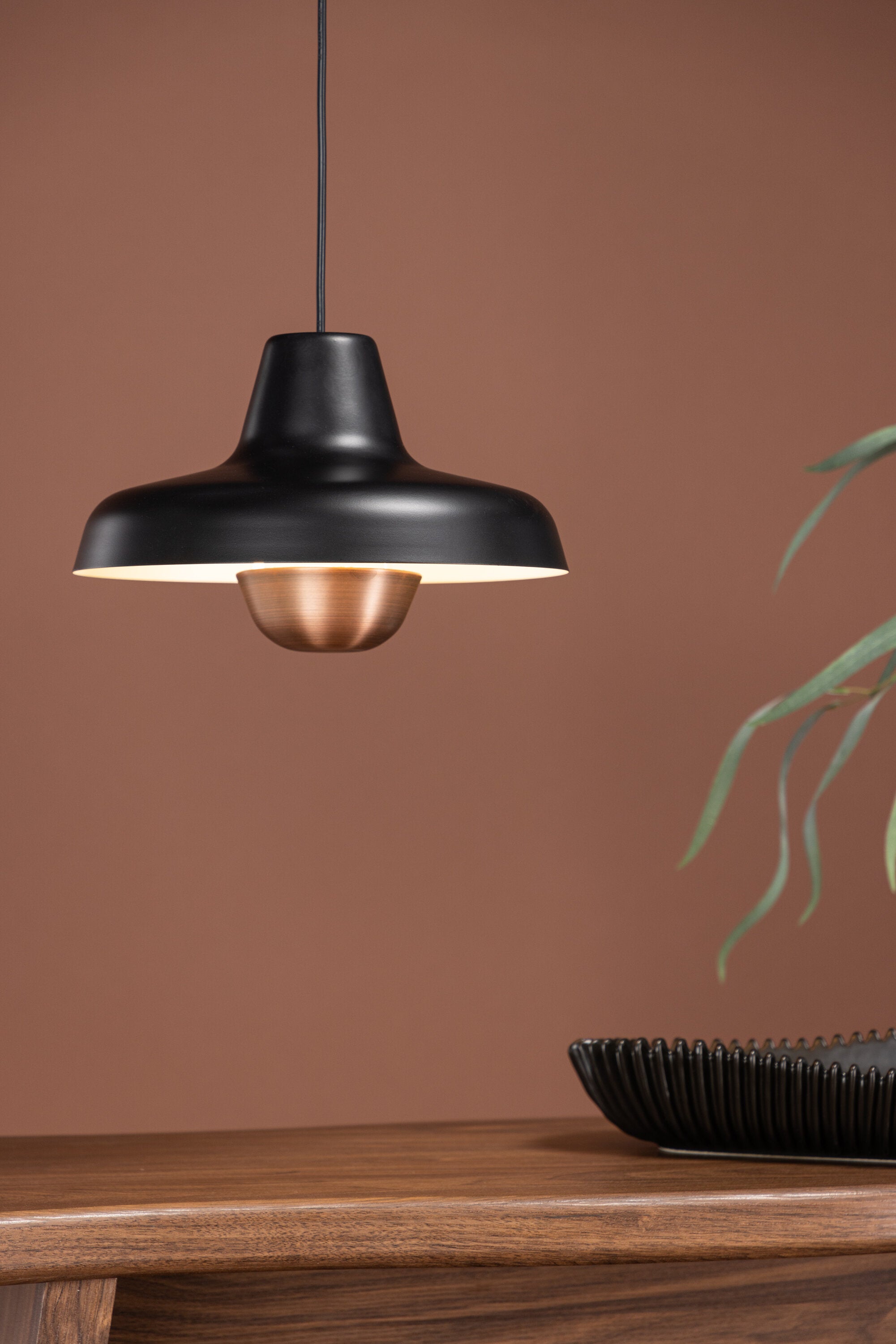 Högbyn Pendelleuchte in Schwarz präsentiert im Onlineshop von KAQTU Design AG. Pendelleuchte ist von Venture Home
