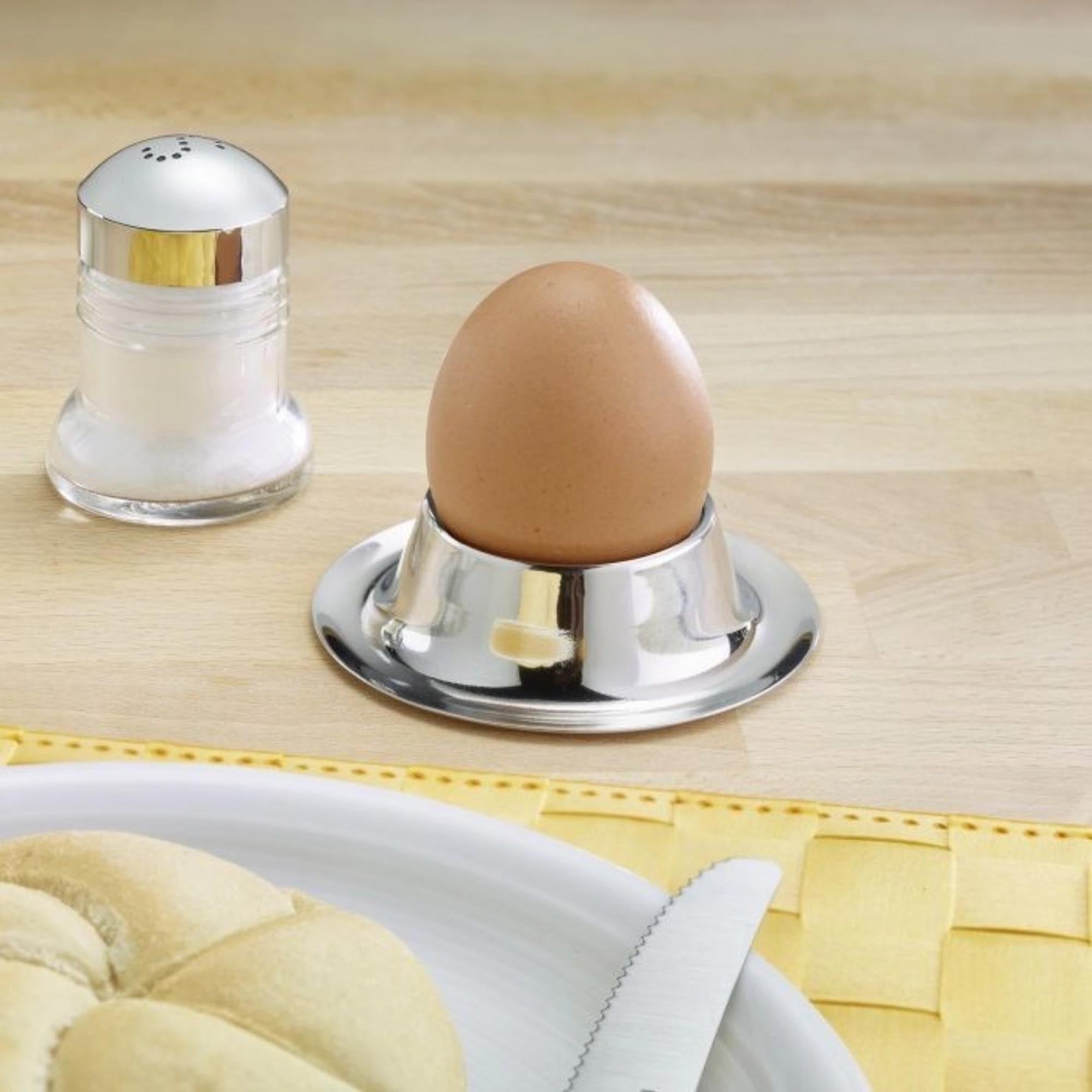 Set aus 4 runden Edelstahl-Eierbechern von Westmark, ideal für Frühstückseier, robust, pflegeleicht und spülmaschinengeeignet.