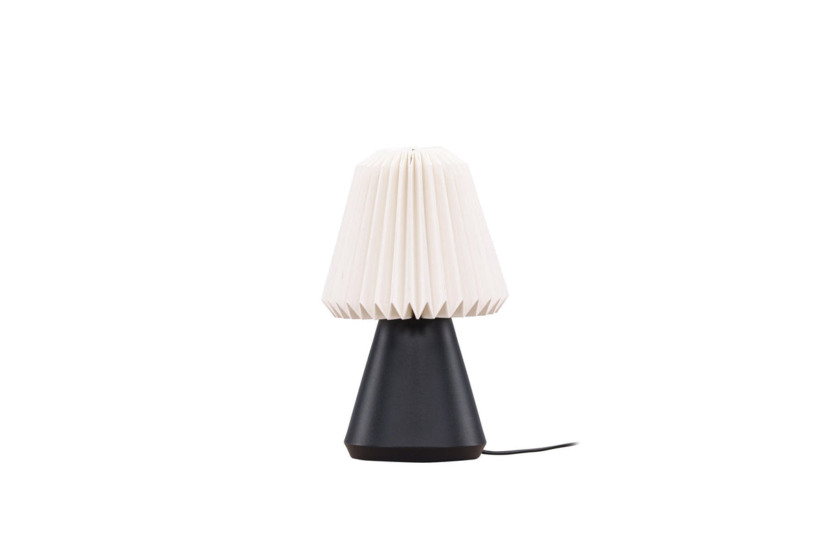 Fjällen Tischlampe in Schwarz präsentiert im Onlineshop von KAQTU Design AG. Tischleuchte ist von Venture Home