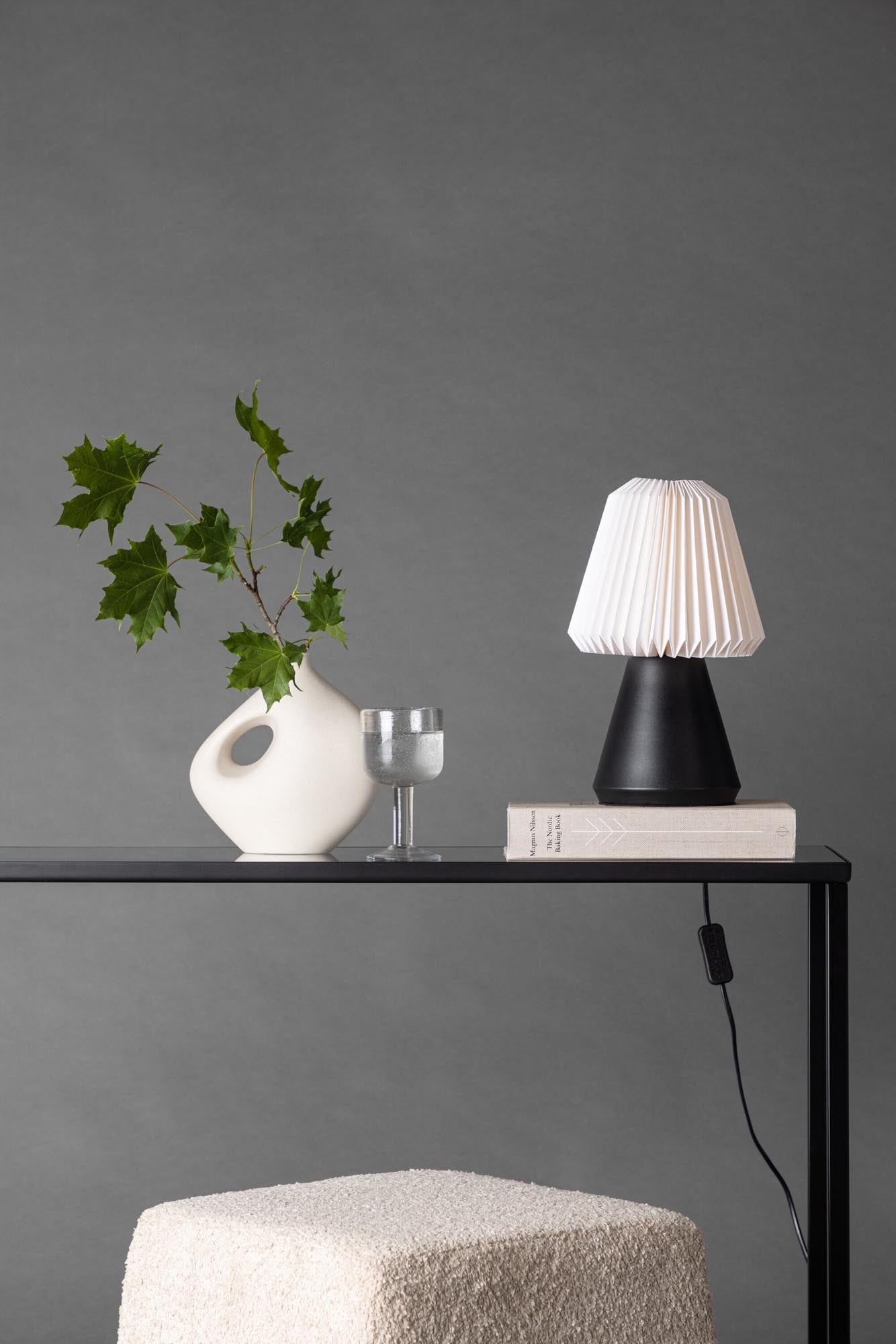 Stilvolle Fjällen Tischlampe von Venture Home: Hochwertiger Holzsockel und sanfte Lichtverteilung für eine einladende Atmosphäre.