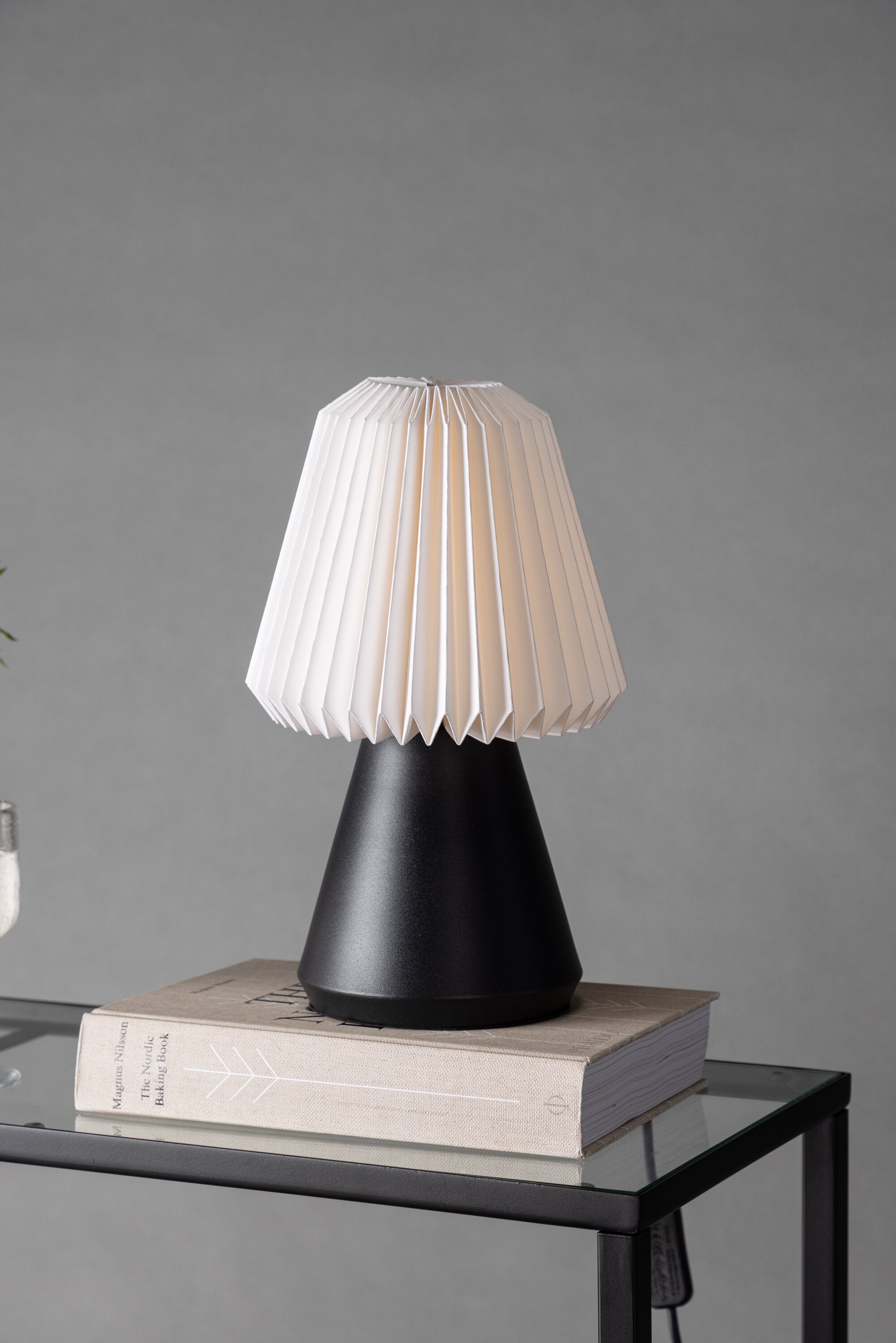 Fjällen Tischlampe in Schwarz präsentiert im Onlineshop von KAQTU Design AG. Tischleuchte ist von Venture Home