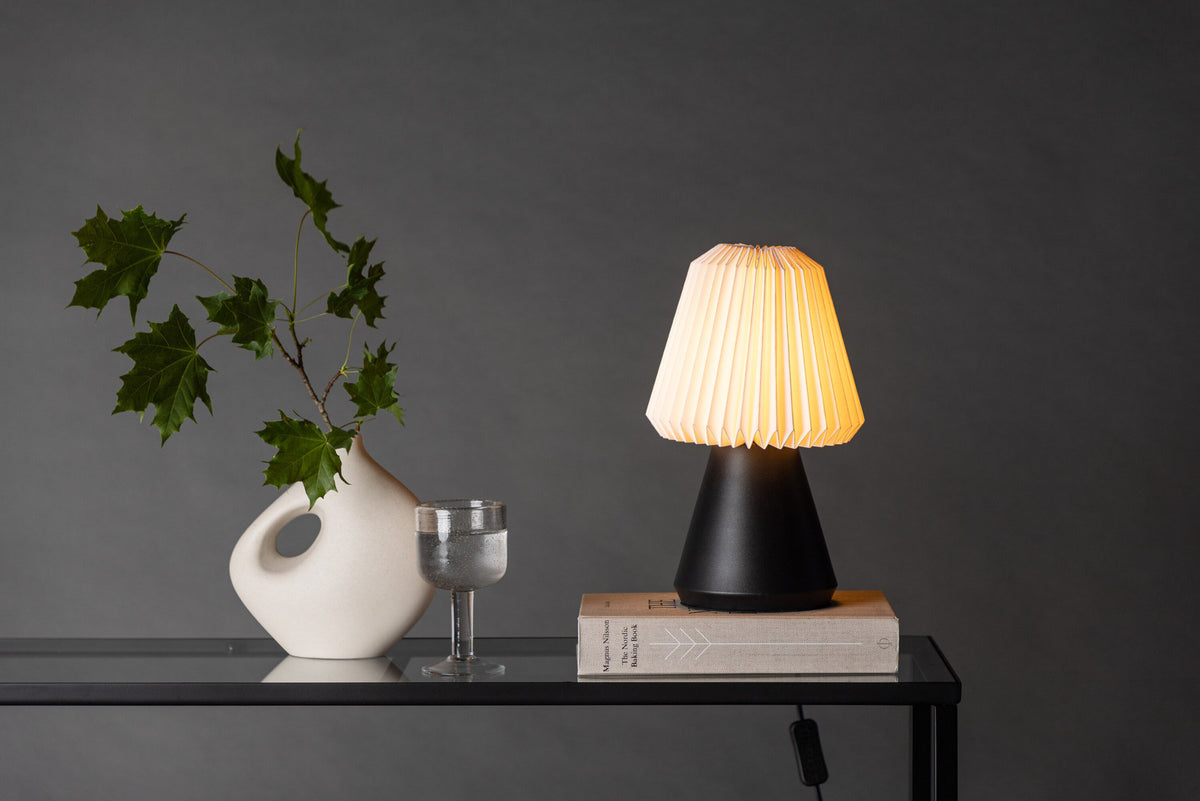 Fjällen Tischlampe in Schwarz präsentiert im Onlineshop von KAQTU Design AG. Tischleuchte ist von Venture Home