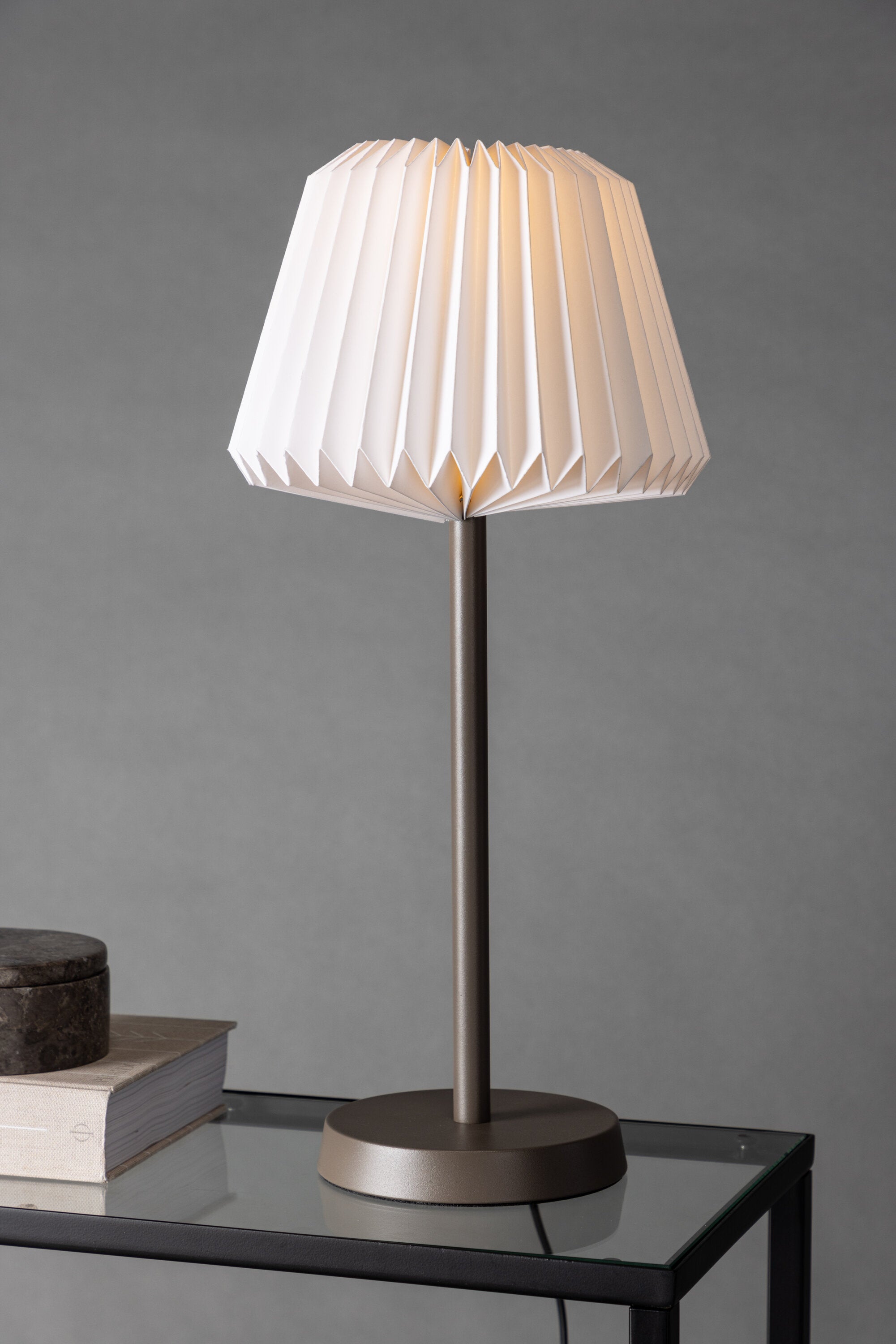 Tandådalen Tischlampe in Mokka präsentiert im Onlineshop von KAQTU Design AG. Tischleuchte ist von Venture Home