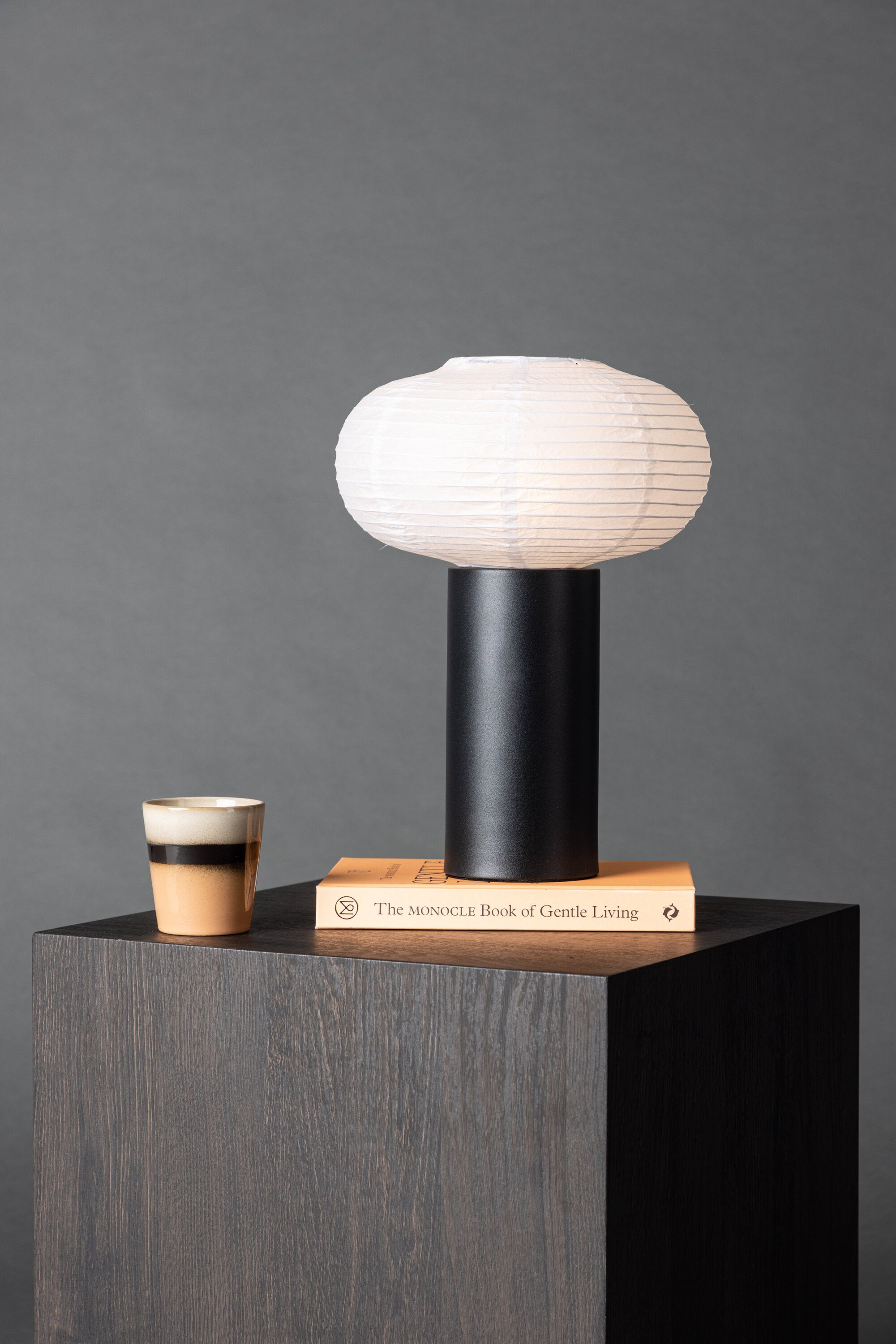 Hovfjället Tischlampe in Schwarz präsentiert im Onlineshop von KAQTU Design AG. Tischleuchte ist von Venture Home