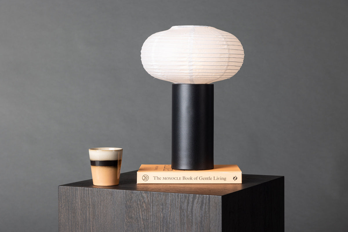 Hovfjället Tischlampe in Schwarz präsentiert im Onlineshop von KAQTU Design AG. Tischleuchte ist von Venture Home