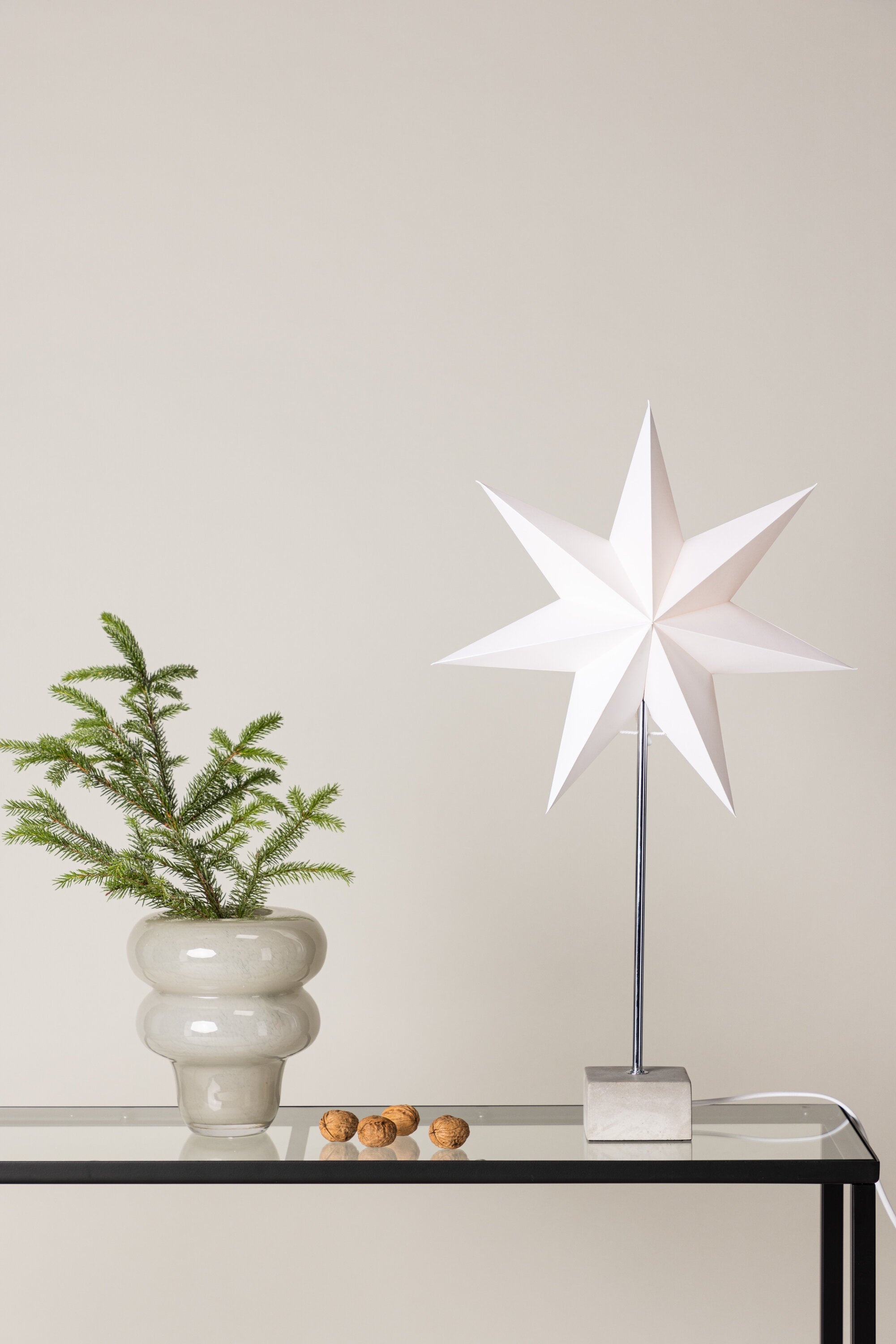Grövelfjäll Tischlampe in Weiss präsentiert im Onlineshop von KAQTU Design AG. Weihnachtszubehör ist von Venture Home