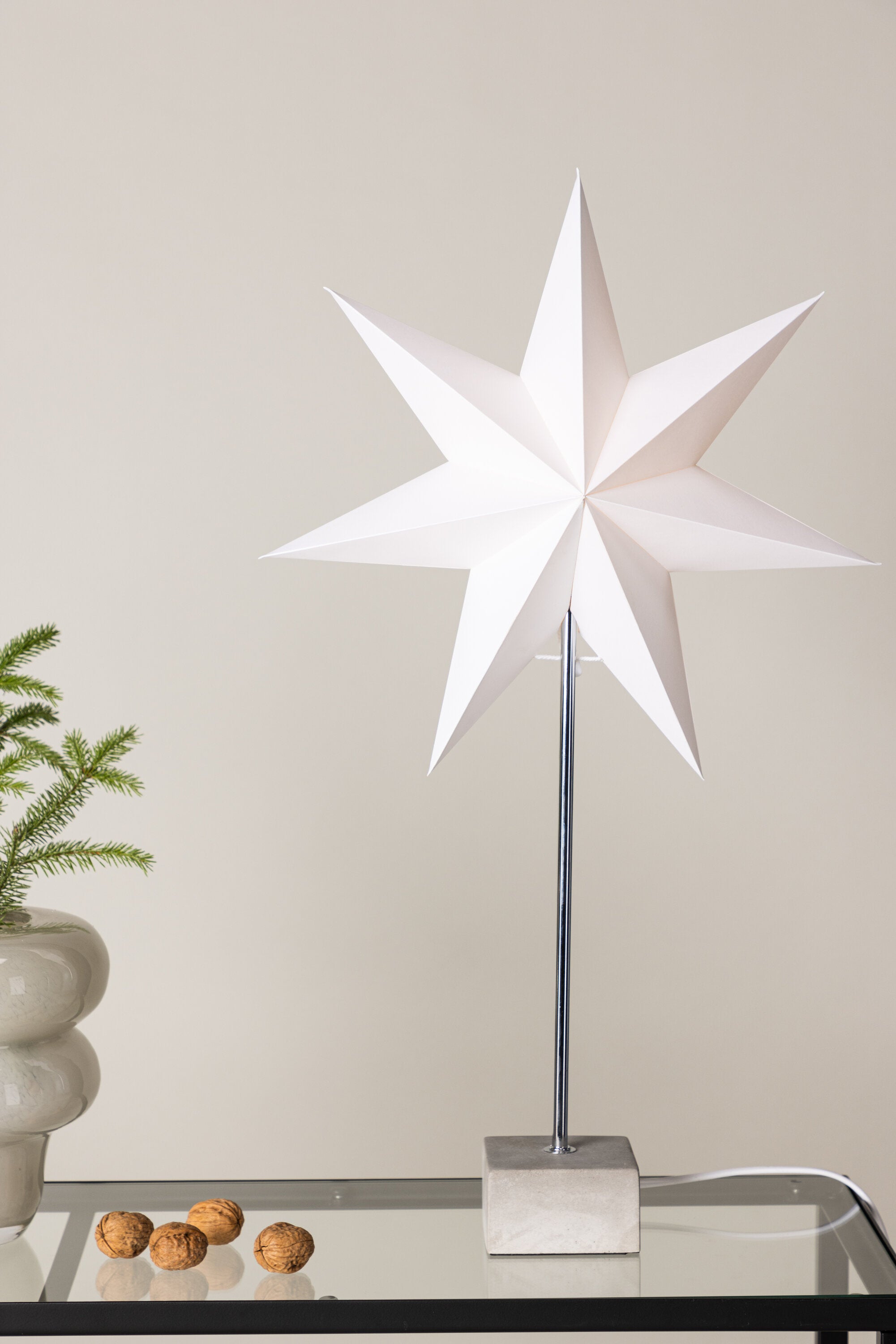 Grövelfjäll Tischlampe in Weiss präsentiert im Onlineshop von KAQTU Design AG. Weihnachtszubehör ist von Venture Home