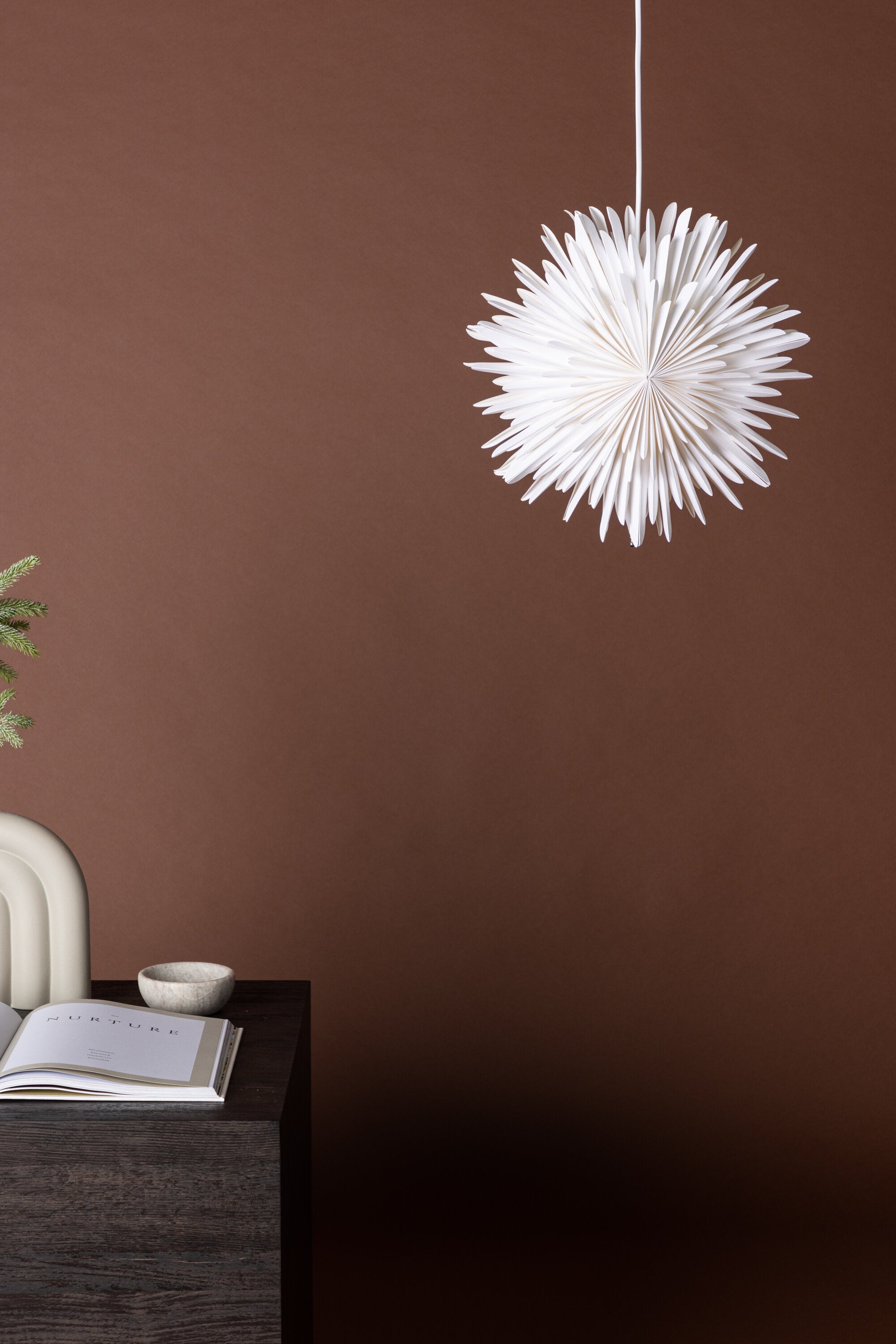 Siegel Pendelleuchte in Weiss präsentiert im Onlineshop von KAQTU Design AG. Weihnachtszubehör ist von Venture Home