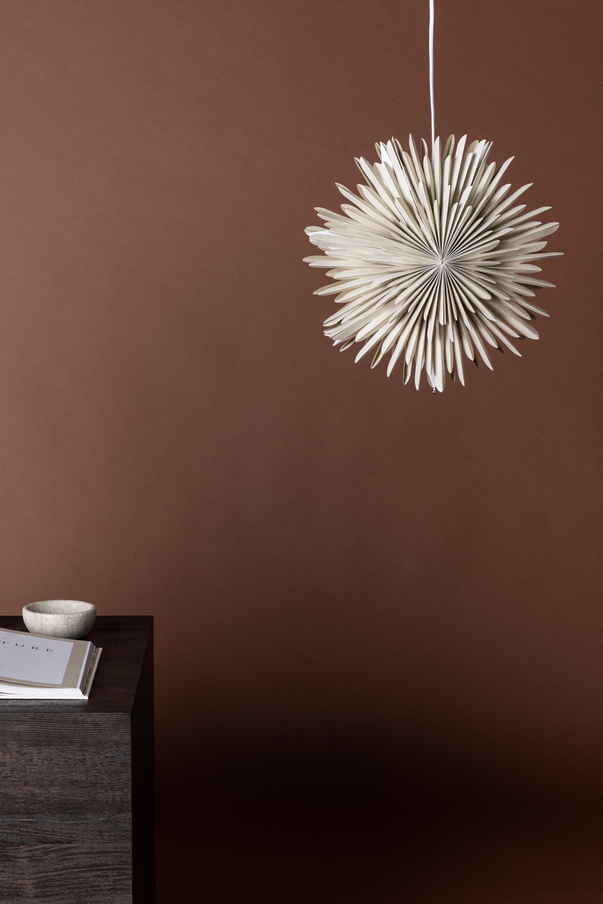 Siegel Pendelleuchte in Beige präsentiert im Onlineshop von KAQTU Design AG. Weihnachtszubehör ist von Venture Home