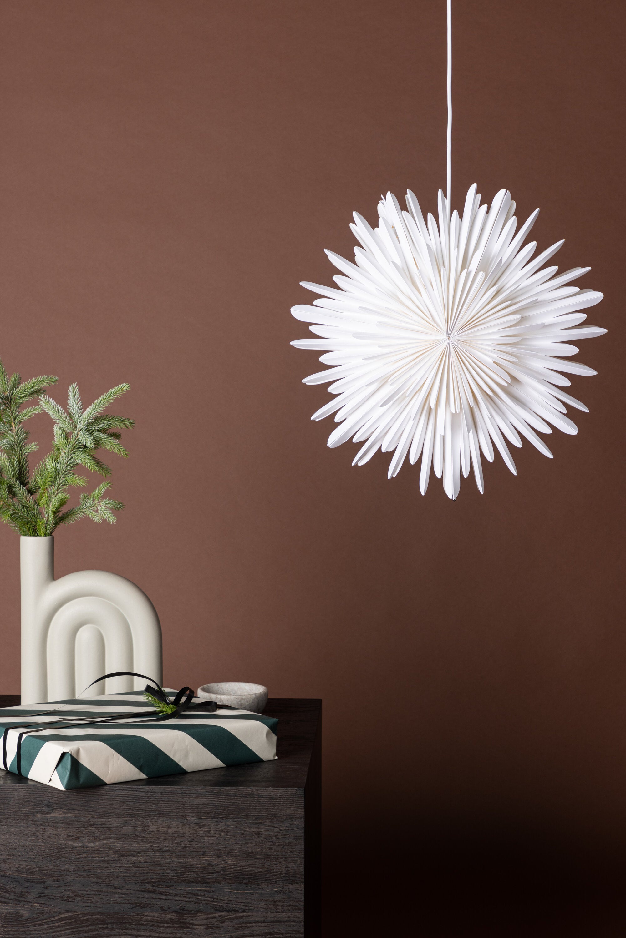 Siegel Pendelleuchte in Weiss präsentiert im Onlineshop von KAQTU Design AG. Weihnachtszubehör ist von Venture Home