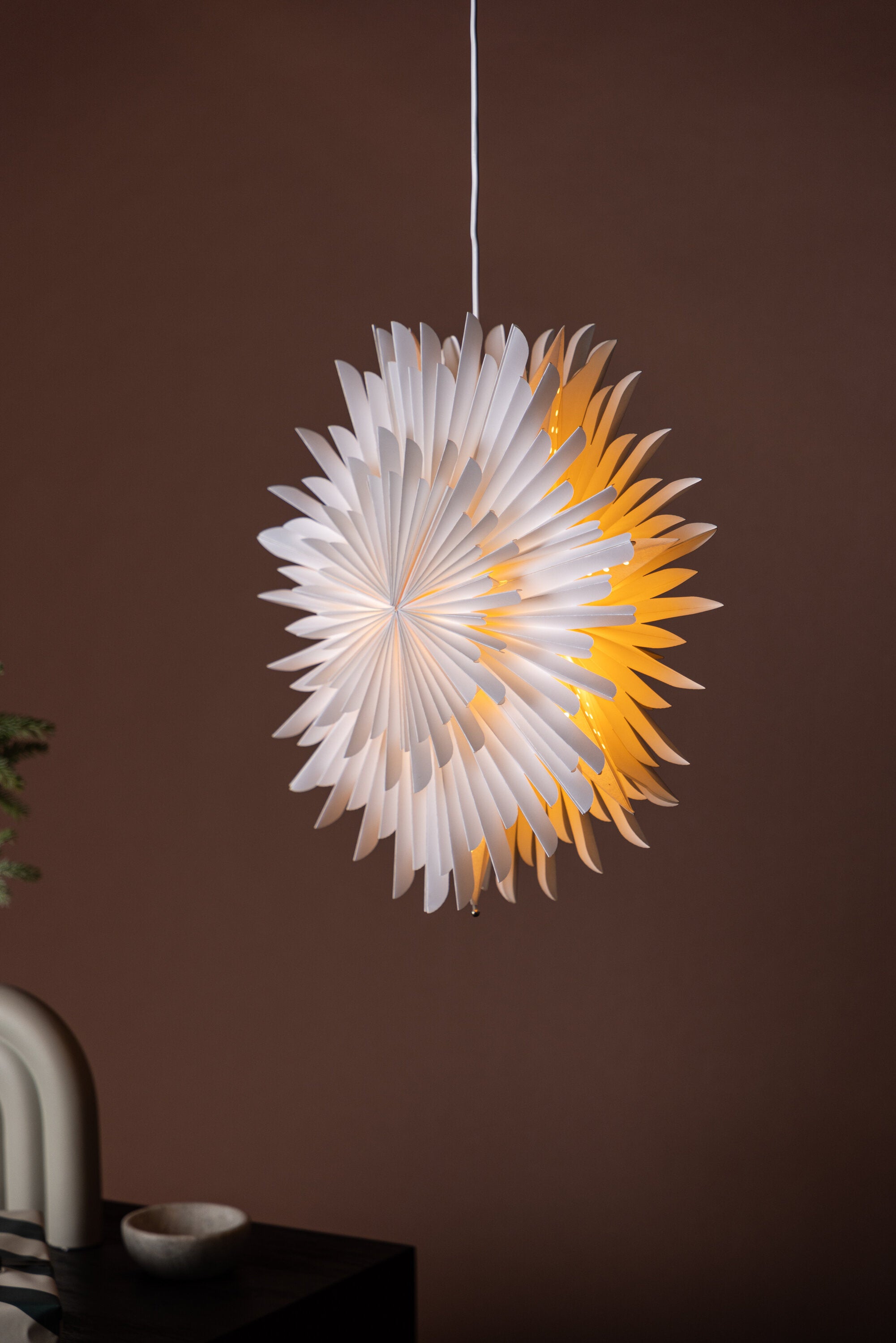 Siegel Pendelleuchte in Weiss präsentiert im Onlineshop von KAQTU Design AG. Weihnachtszubehör ist von Venture Home