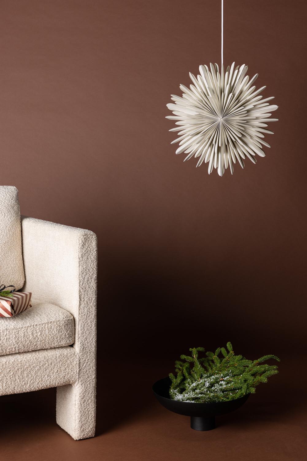 Siegel Pendelleuchte in Beige präsentiert im Onlineshop von KAQTU Design AG. Weihnachtszubehör ist von Venture Home