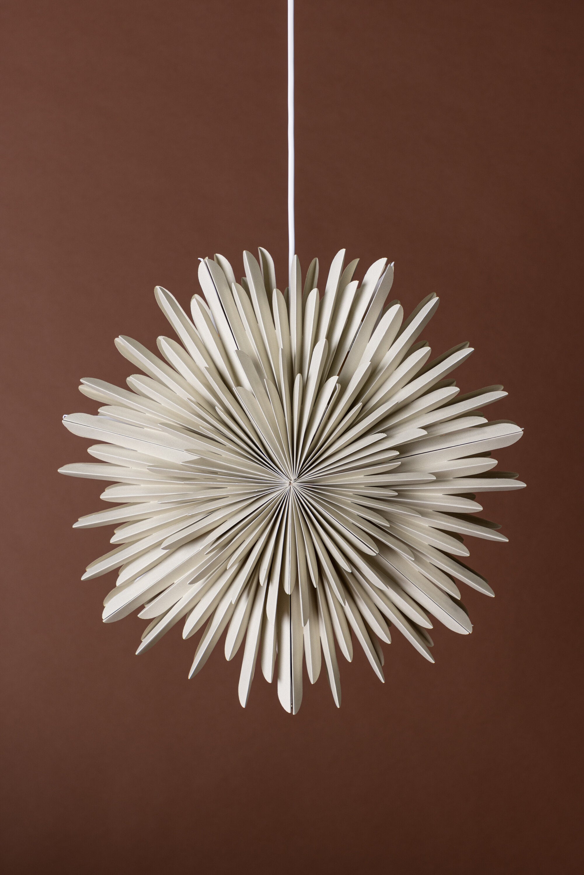 Siegel Pendelleuchte in Beige präsentiert im Onlineshop von KAQTU Design AG. Weihnachtszubehör ist von Venture Home