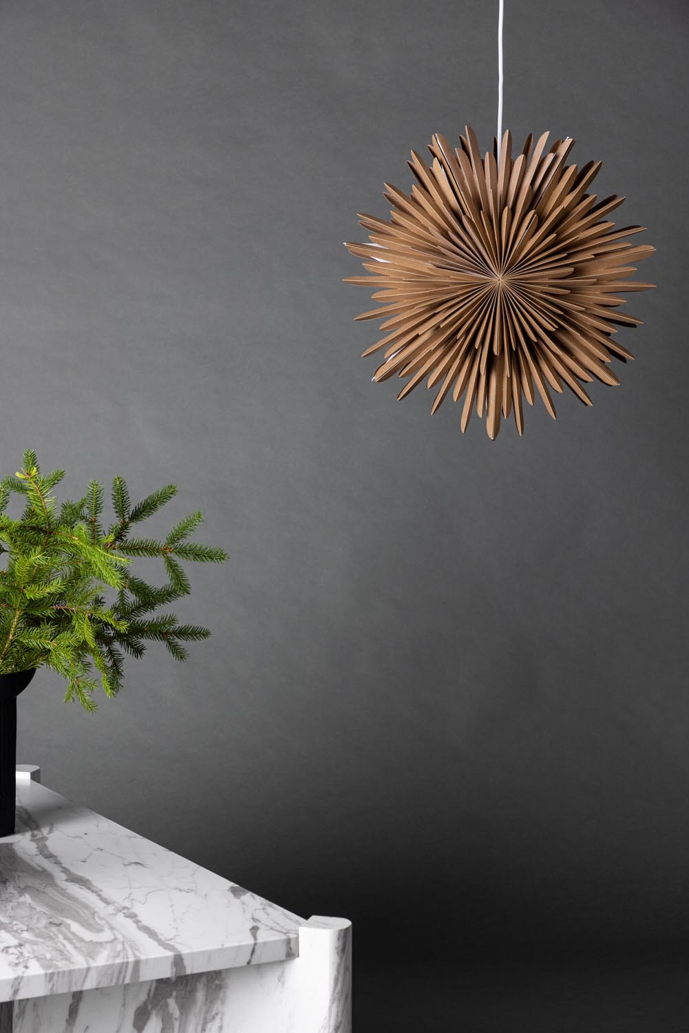Siegel Pendelleuchte in Braun präsentiert im Onlineshop von KAQTU Design AG. Weihnachtszubehör ist von Venture Home