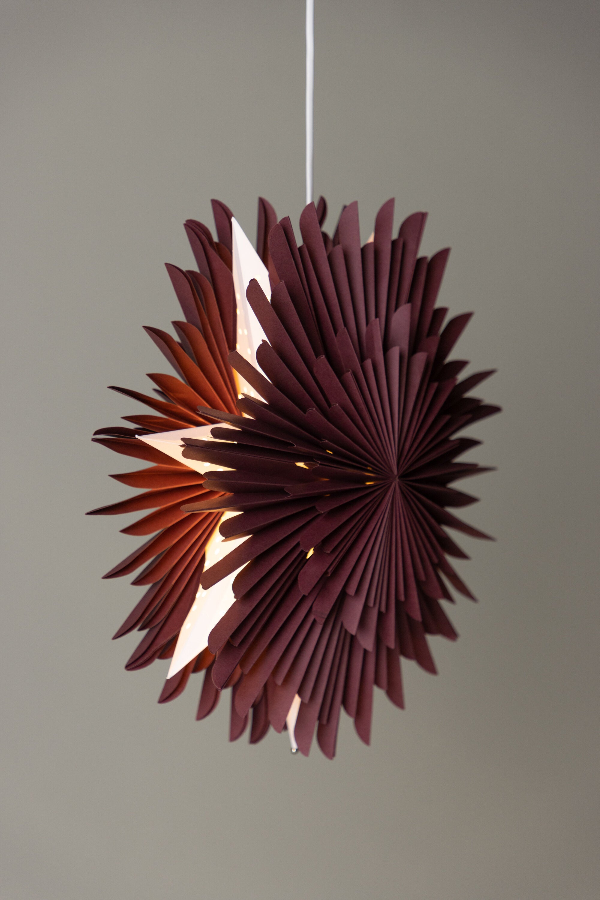 Siegel Pendelleuchte in Dunkelrot präsentiert im Onlineshop von KAQTU Design AG. Weihnachtszubehör ist von Venture Home