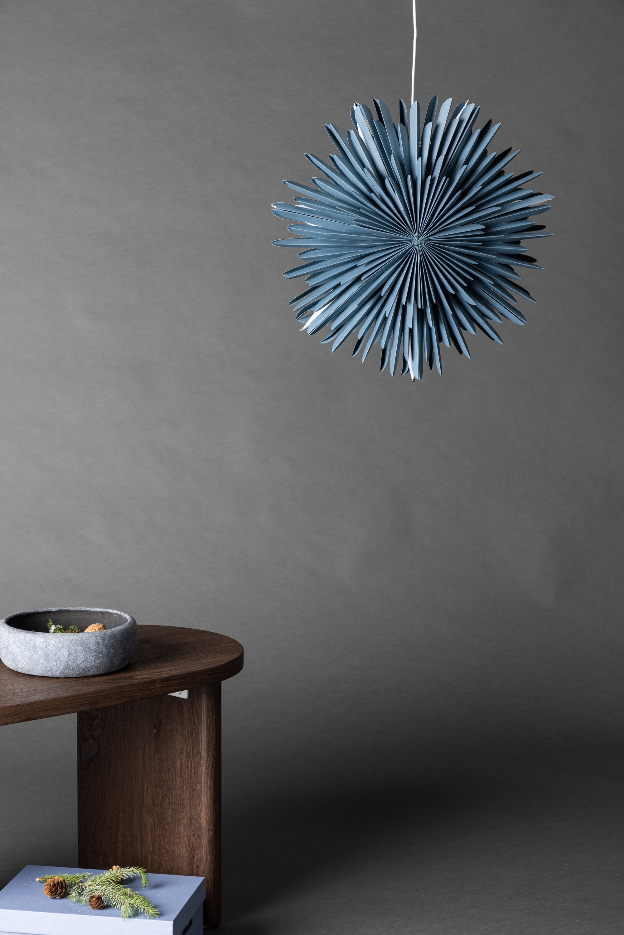 Siegel Pendelleuchte in Blau präsentiert im Onlineshop von KAQTU Design AG. Weihnachtszubehör ist von Venture Home