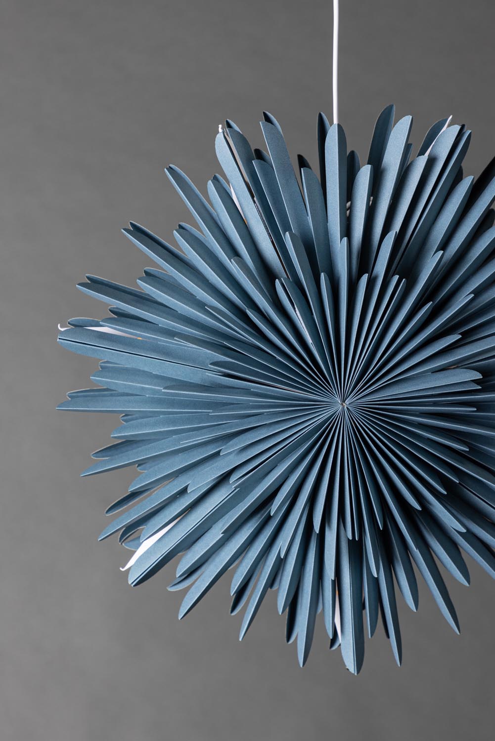 Siegel Pendelleuchte in Blau präsentiert im Onlineshop von KAQTU Design AG. Weihnachtszubehör ist von Venture Home