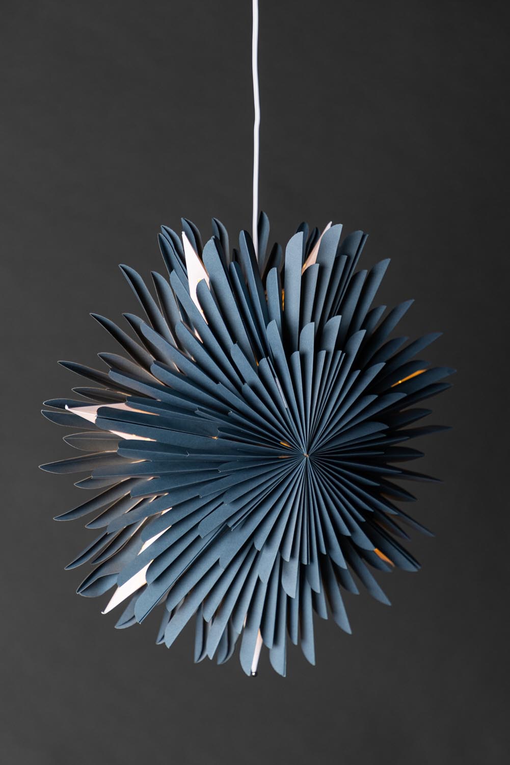 Siegel Pendelleuchte in Blau präsentiert im Onlineshop von KAQTU Design AG. Weihnachtszubehör ist von Venture Home