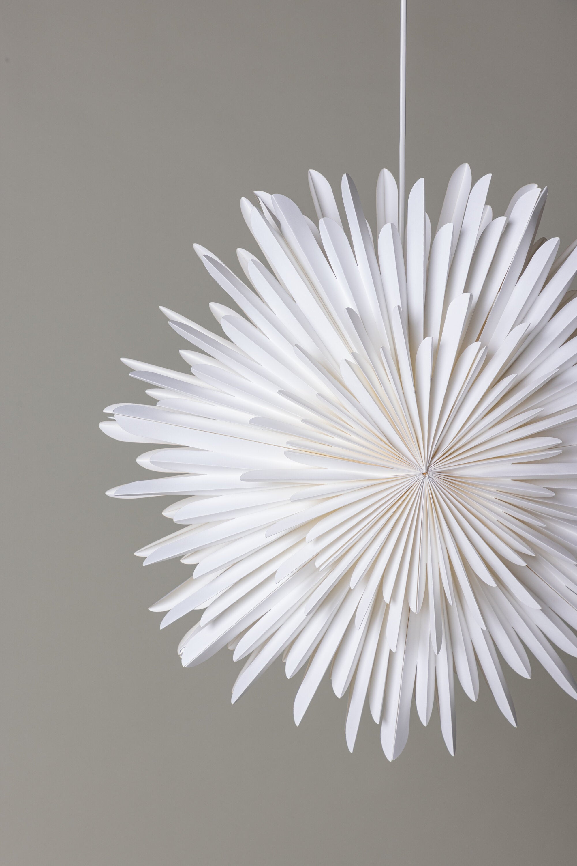 Siegel Pendelleuchte in Weiss präsentiert im Onlineshop von KAQTU Design AG. Weihnachtszubehör ist von Venture Home