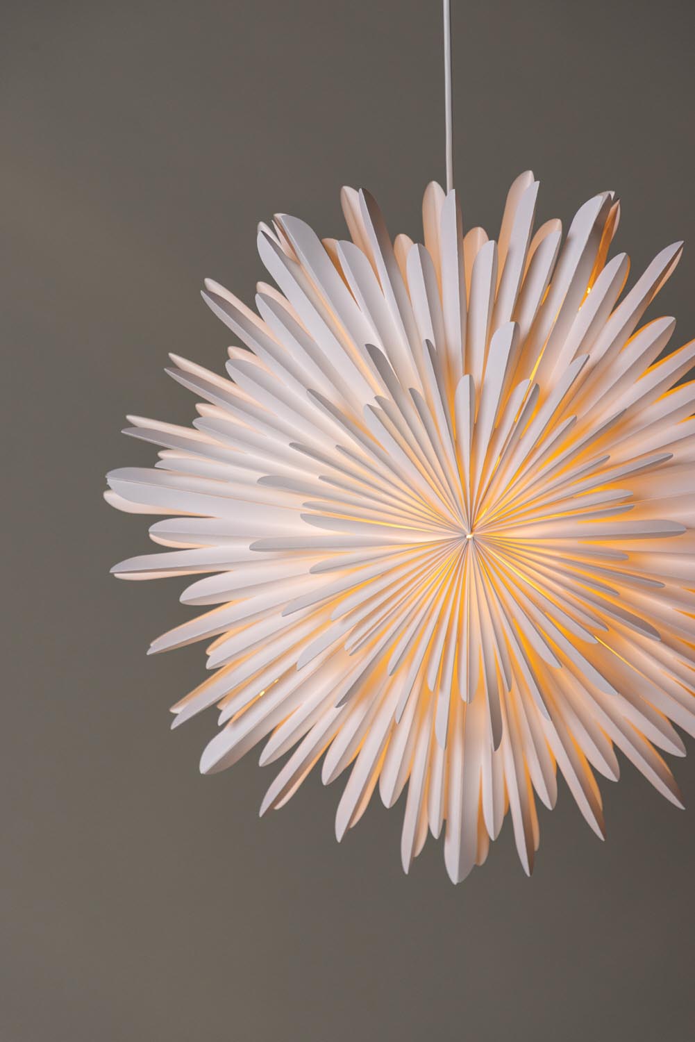 Siegel Pendelleuchte in Weiss präsentiert im Onlineshop von KAQTU Design AG. Weihnachtszubehör ist von Venture Home