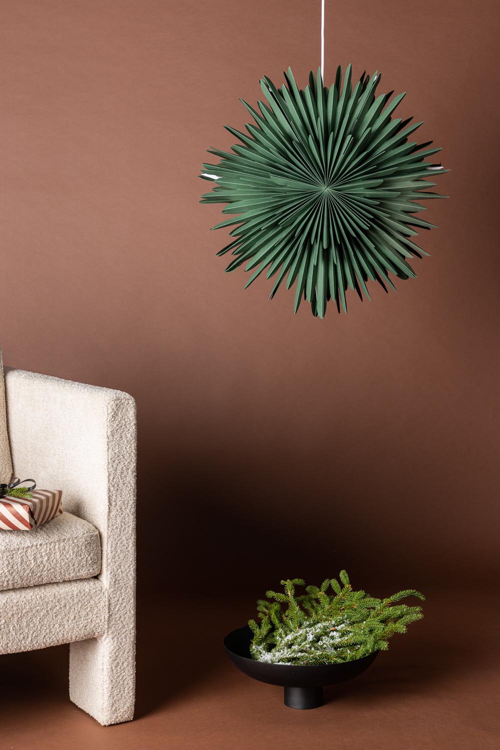Siegel Pendelleuchte in Grün präsentiert im Onlineshop von KAQTU Design AG. Weihnachtszubehör ist von Venture Home