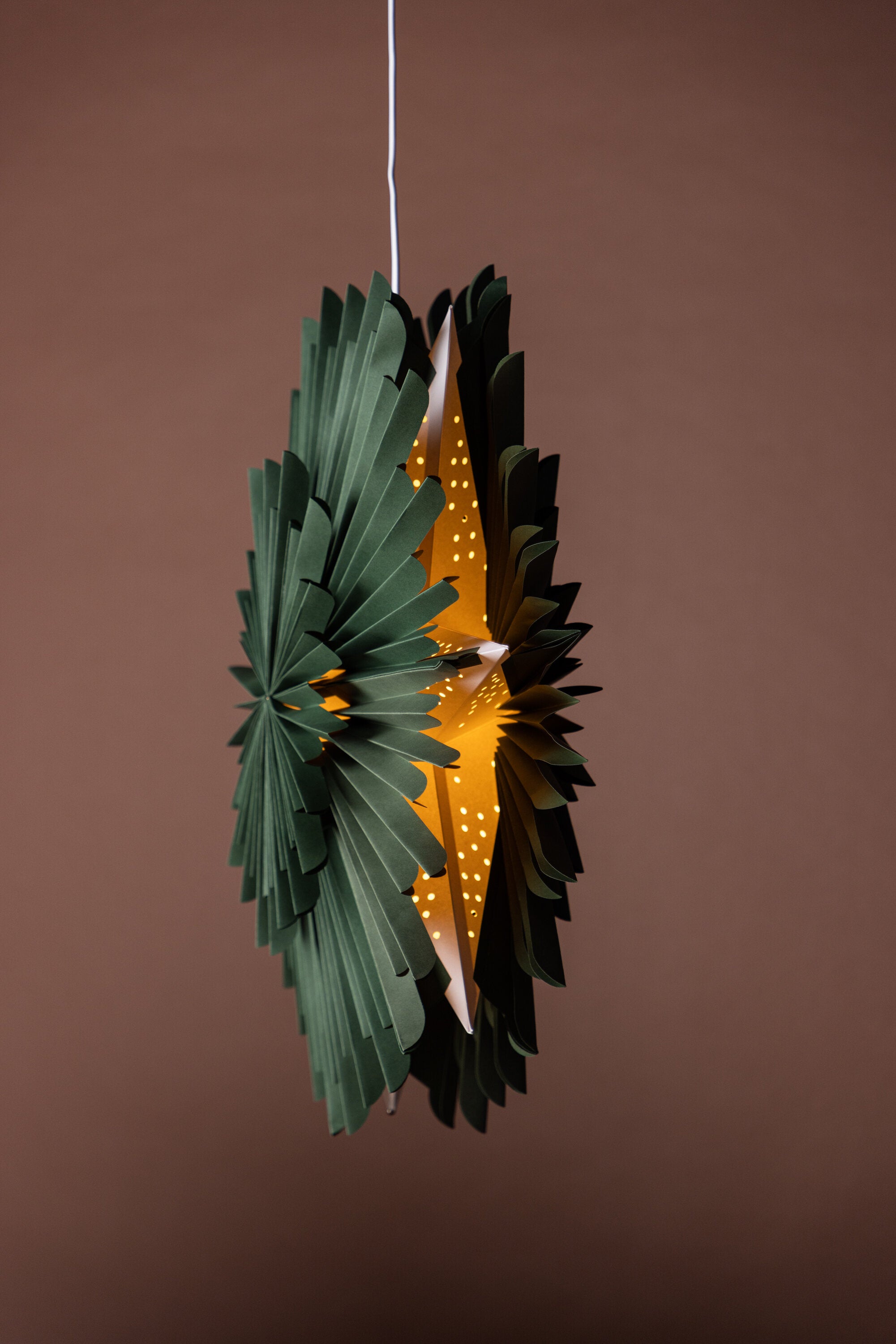 Siegel Pendelleuchte in Grün präsentiert im Onlineshop von KAQTU Design AG. Weihnachtszubehör ist von Venture Home