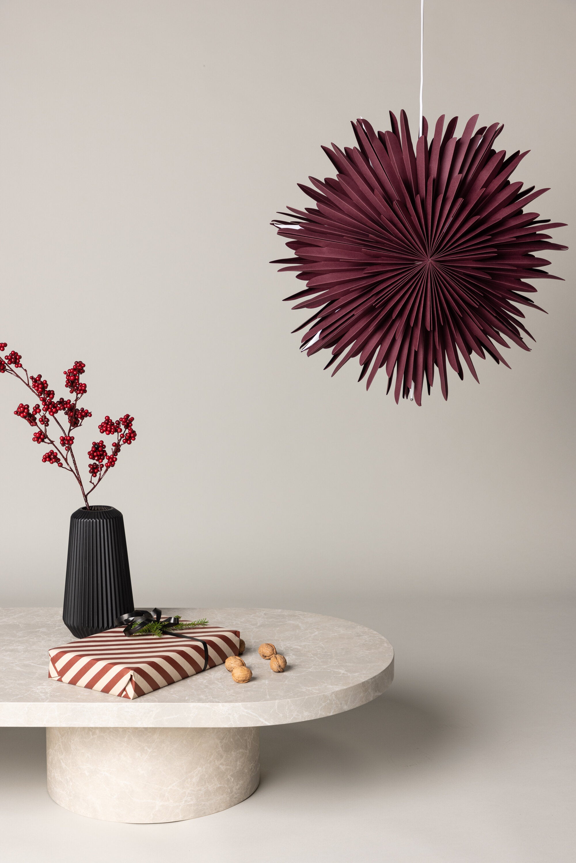 Siegel Pendelleuchte in Dunkelrot präsentiert im Onlineshop von KAQTU Design AG. Weihnachtszubehör ist von Venture Home
