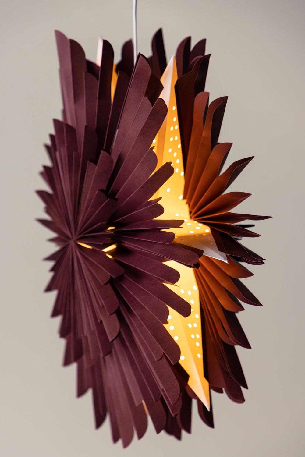 Siegel Pendelleuchte in Dunkelrot präsentiert im Onlineshop von KAQTU Design AG. Weihnachtszubehör ist von Venture Home