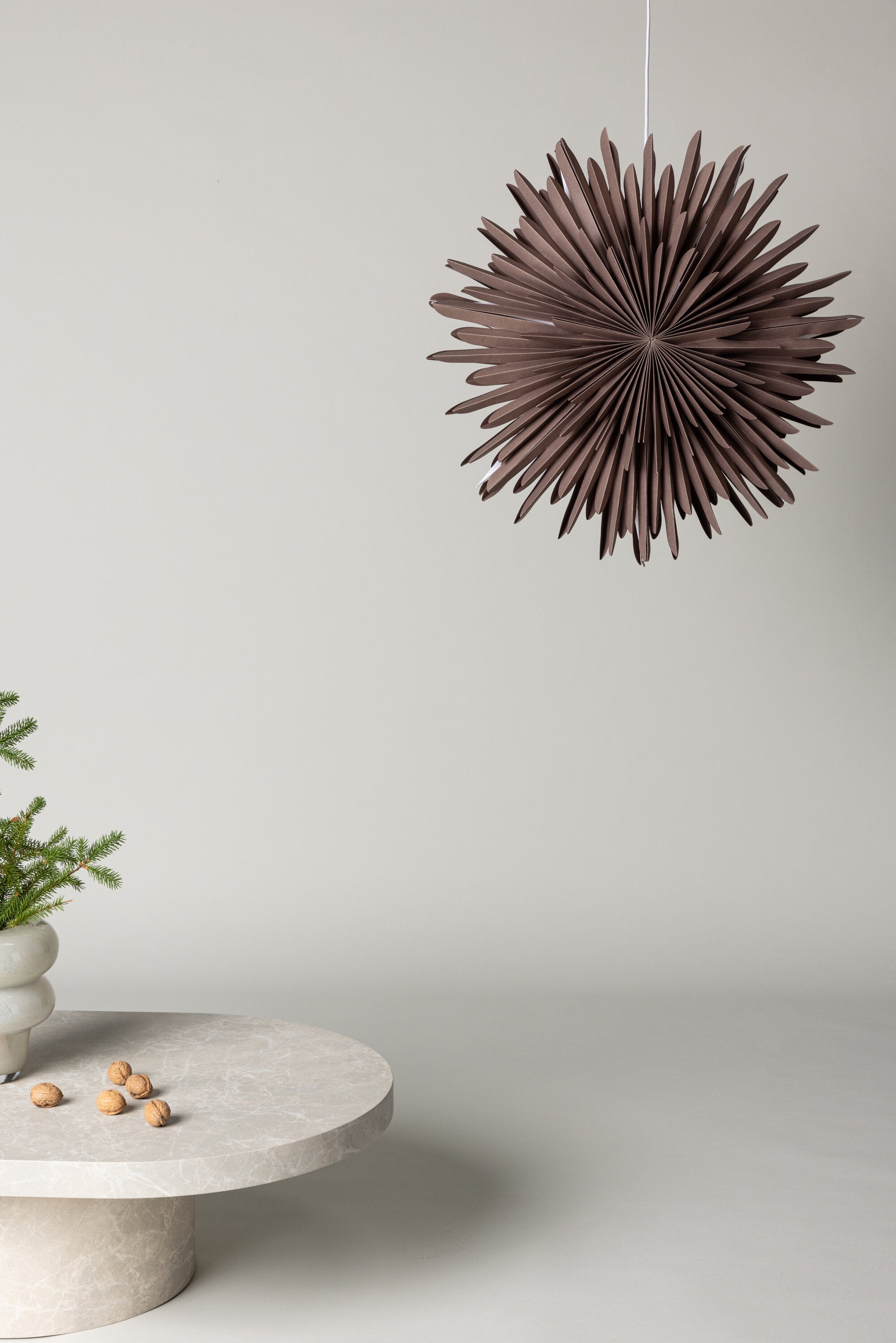 Siegel Pendelleuchte in Greige präsentiert im Onlineshop von KAQTU Design AG. Weihnachtszubehör ist von Venture Home