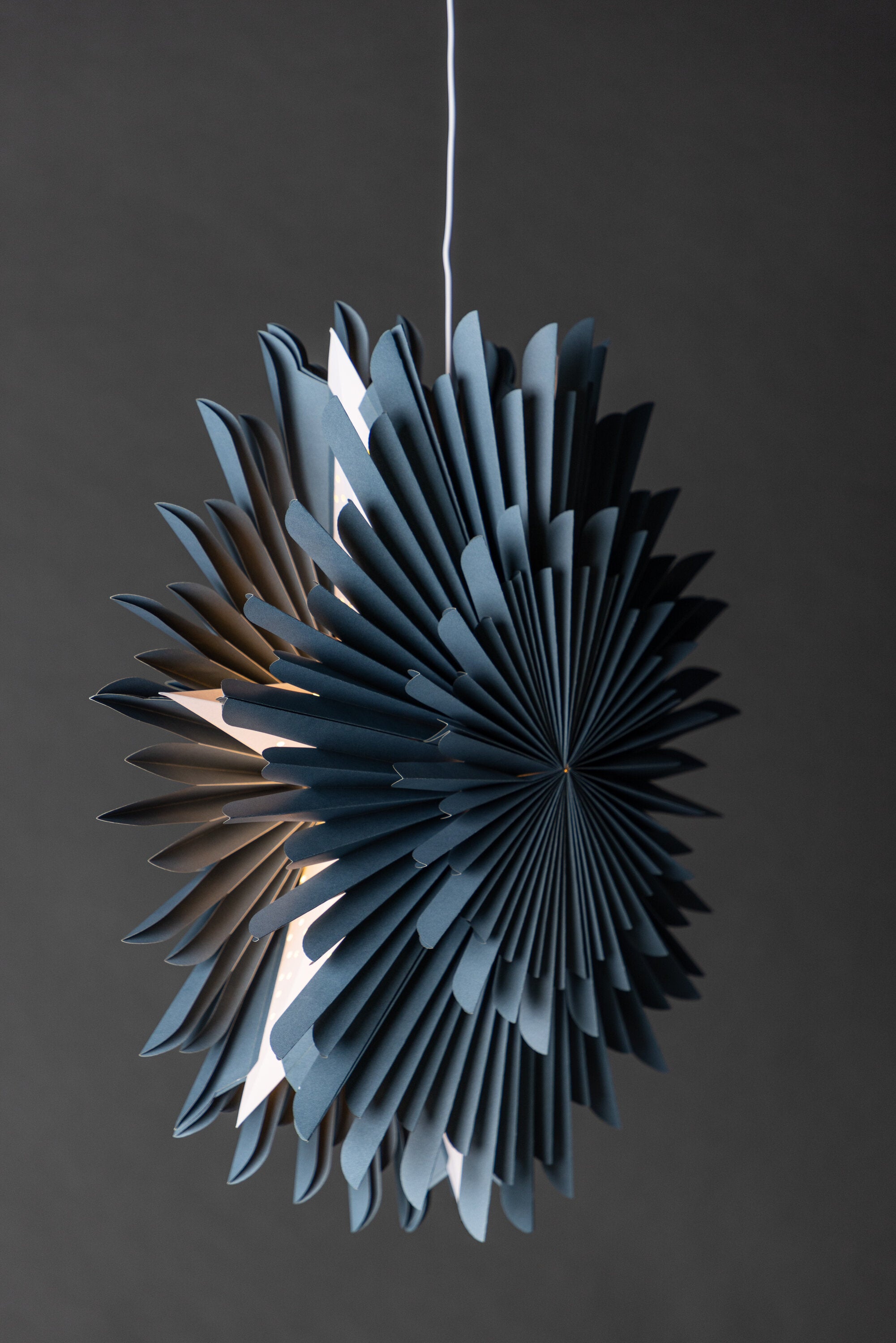 Siegel Pendelleuchte in Blau präsentiert im Onlineshop von KAQTU Design AG. Weihnachtszubehör ist von Venture Home