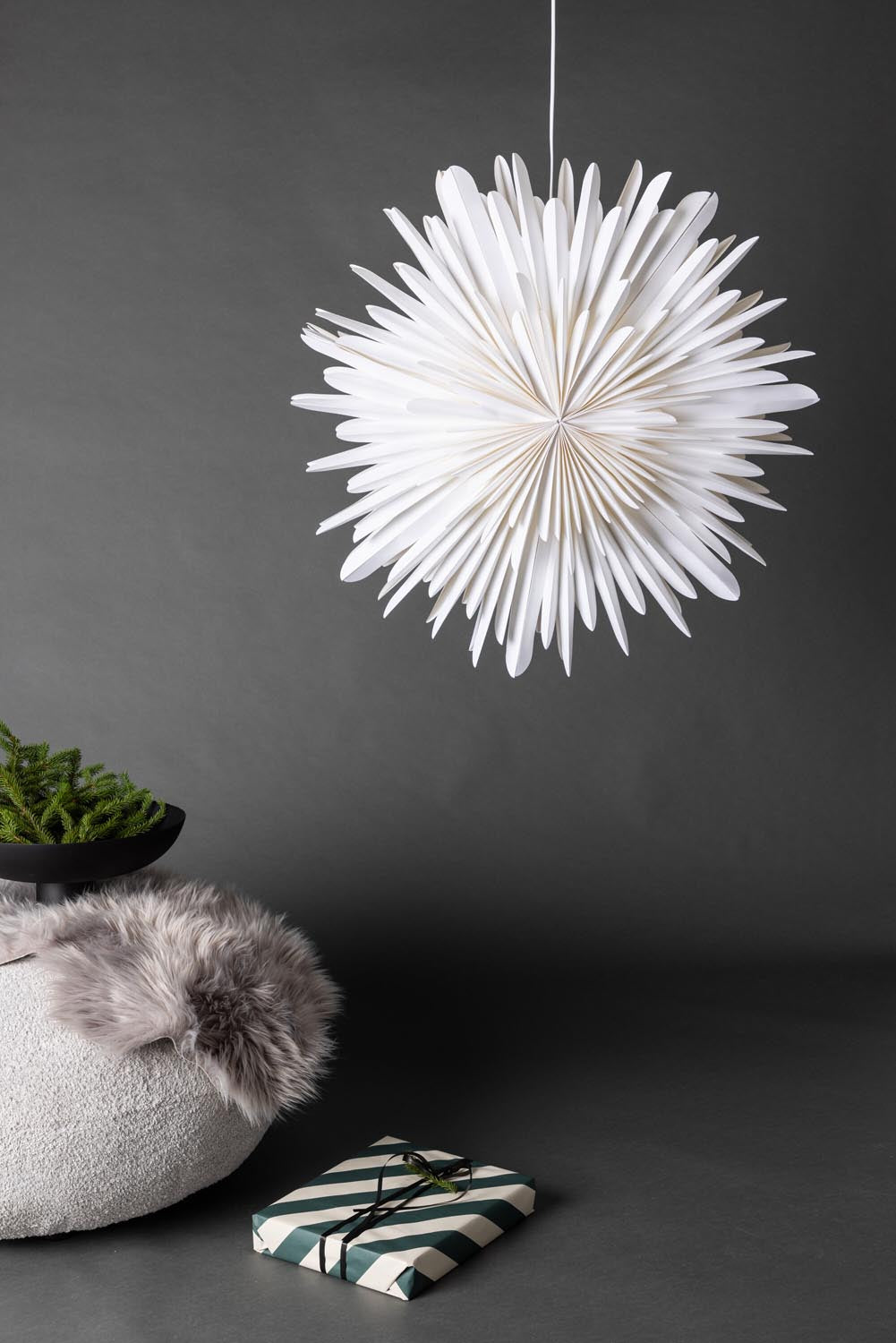 Siegel Pendelleuchte in Weiss präsentiert im Onlineshop von KAQTU Design AG. Weihnachtszubehör ist von Venture Home