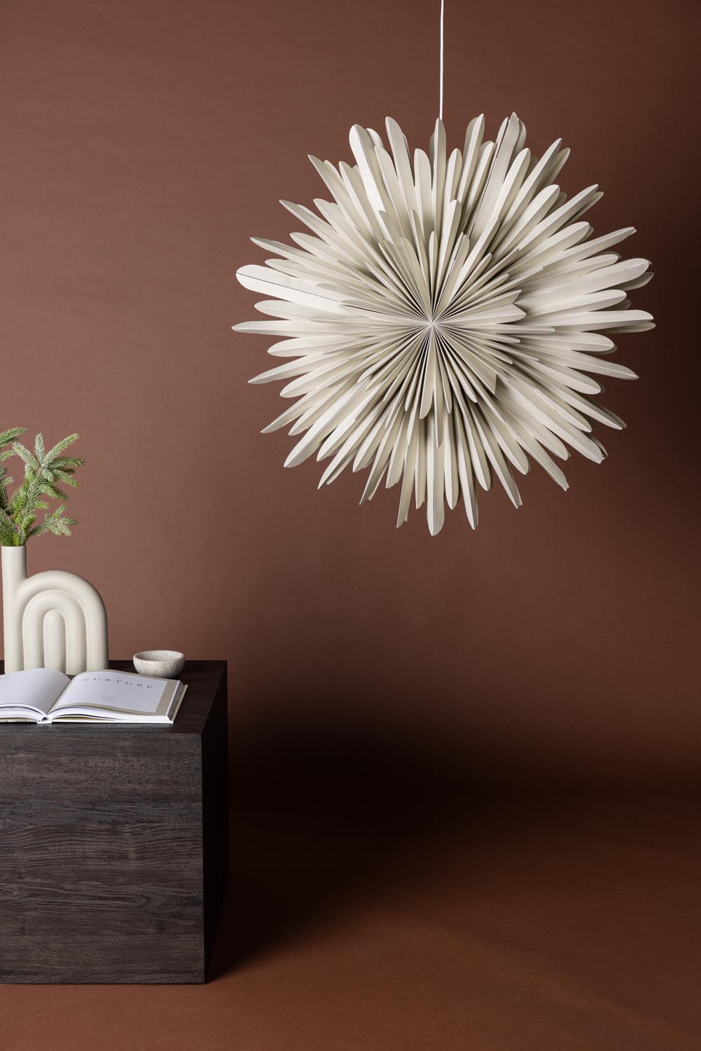 Siegel Pendelleuchte in Beige präsentiert im Onlineshop von KAQTU Design AG. Weihnachtszubehör ist von Venture Home