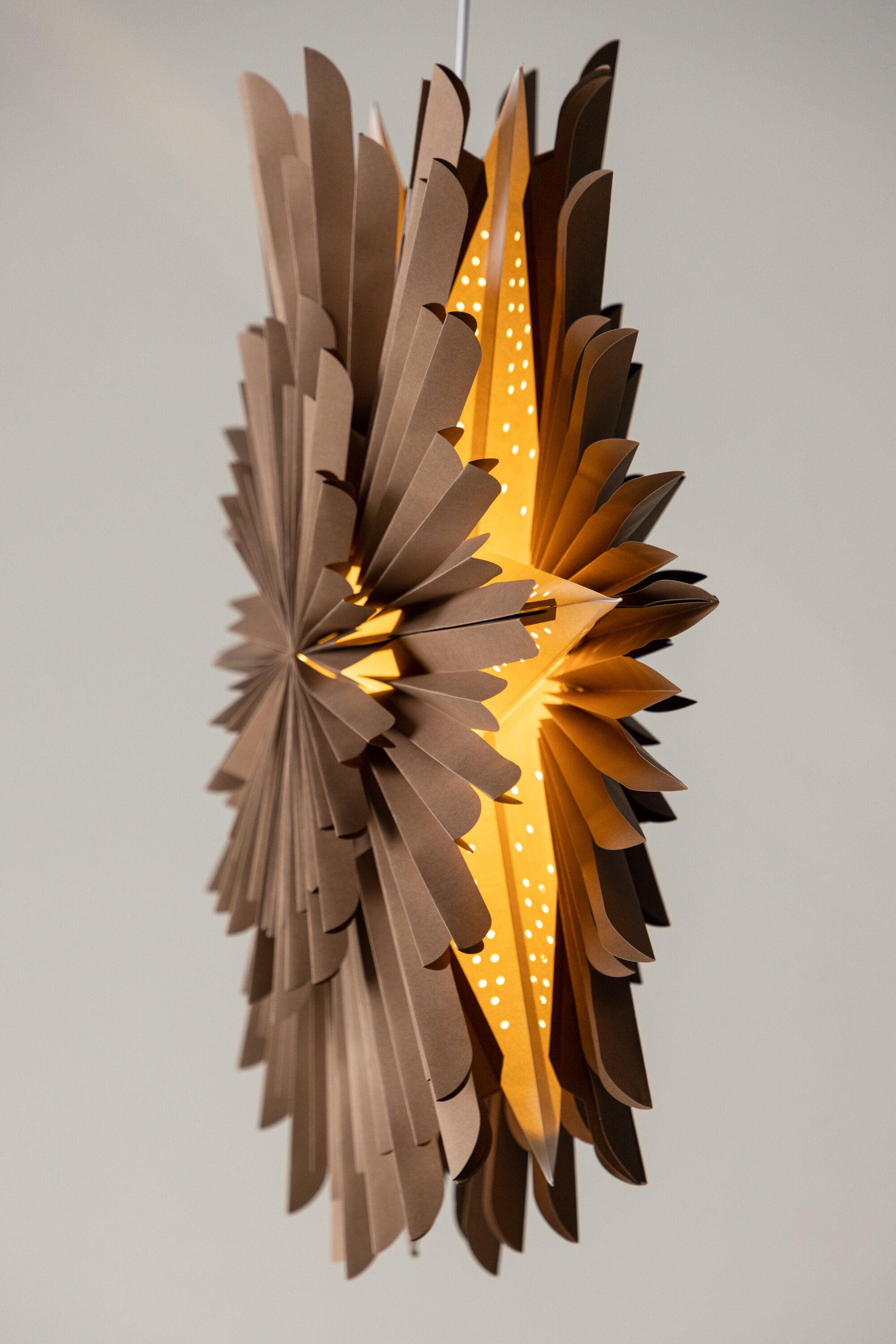 Siegel Pendelleuchte in Braun präsentiert im Onlineshop von KAQTU Design AG. Weihnachtszubehör ist von Venture Home