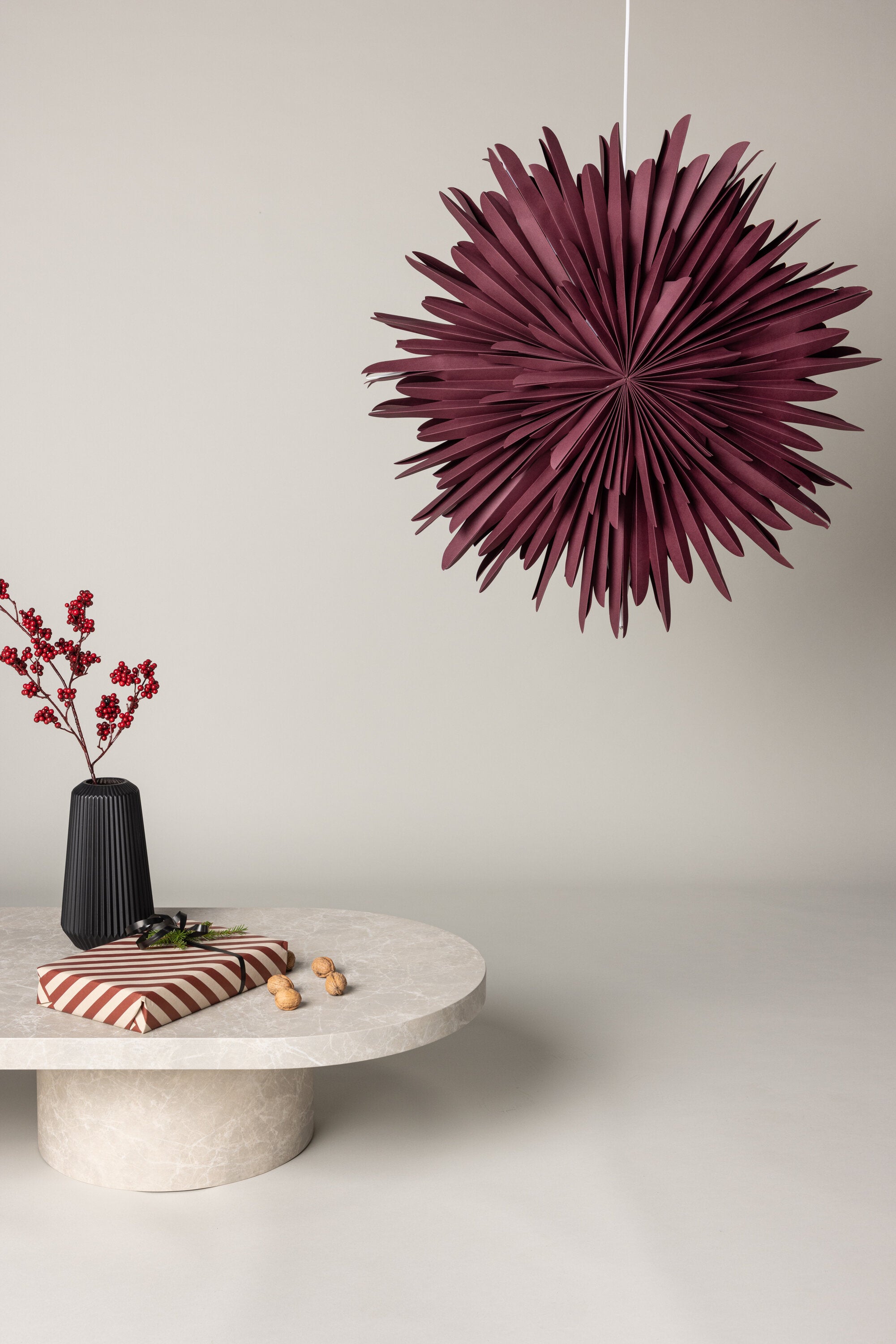 Siegel Pendelleuchte in Dunkelrot präsentiert im Onlineshop von KAQTU Design AG. Weihnachtszubehör ist von Venture Home