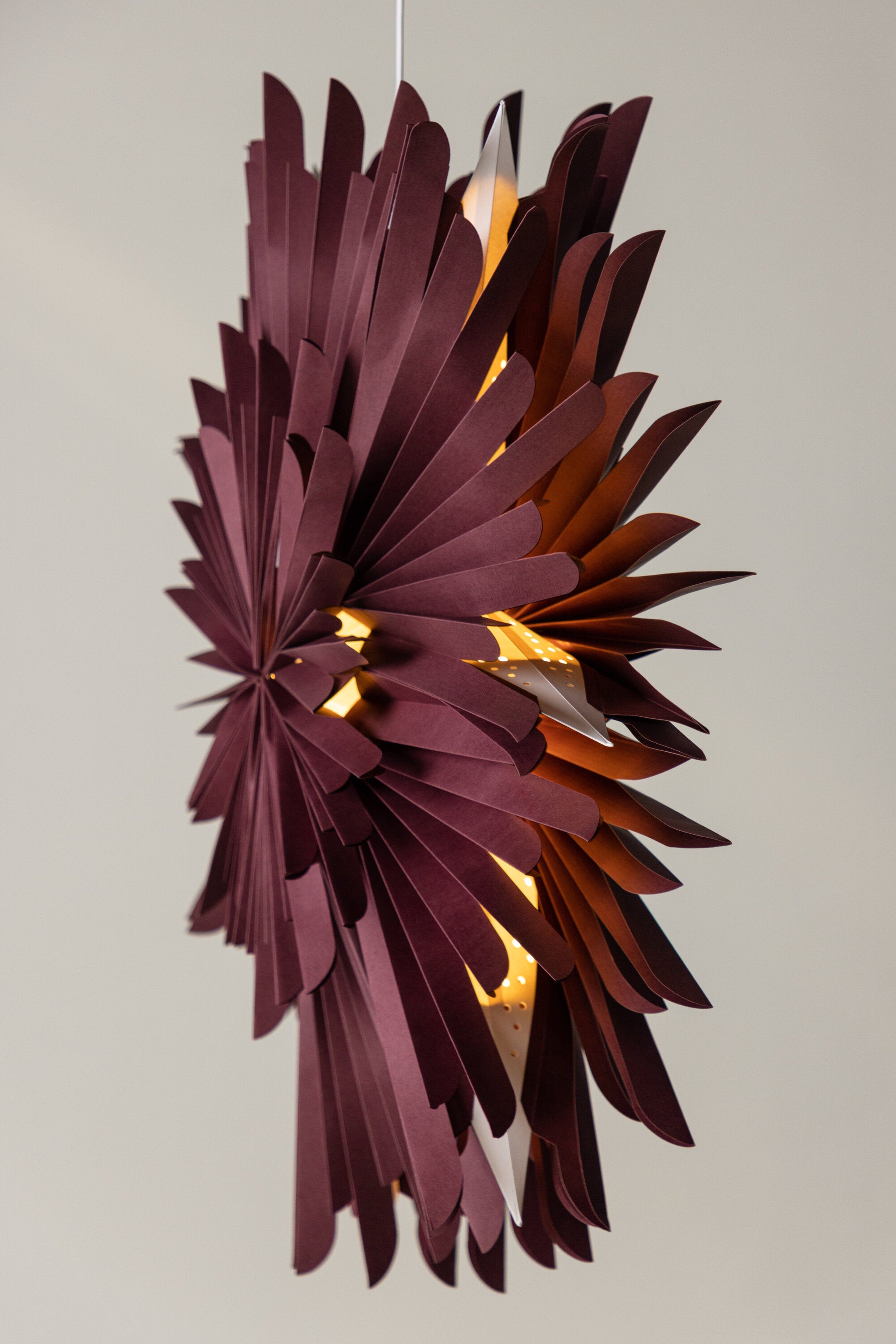 Siegel Pendelleuchte in Dunkelrot präsentiert im Onlineshop von KAQTU Design AG. Weihnachtszubehör ist von Venture Home
