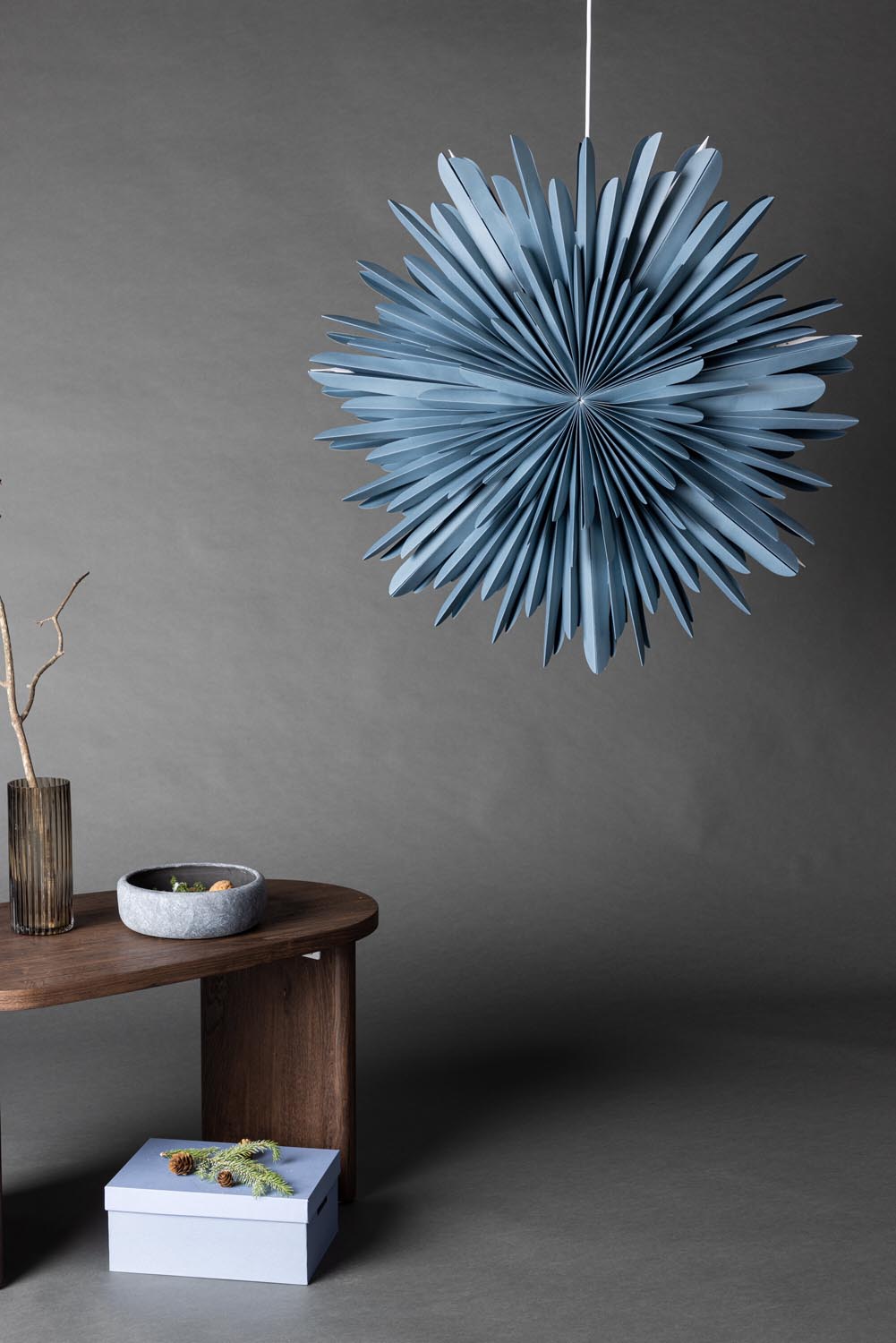 Siegel Pendelleuchte in Blau präsentiert im Onlineshop von KAQTU Design AG. Weihnachtszubehör ist von Venture Home