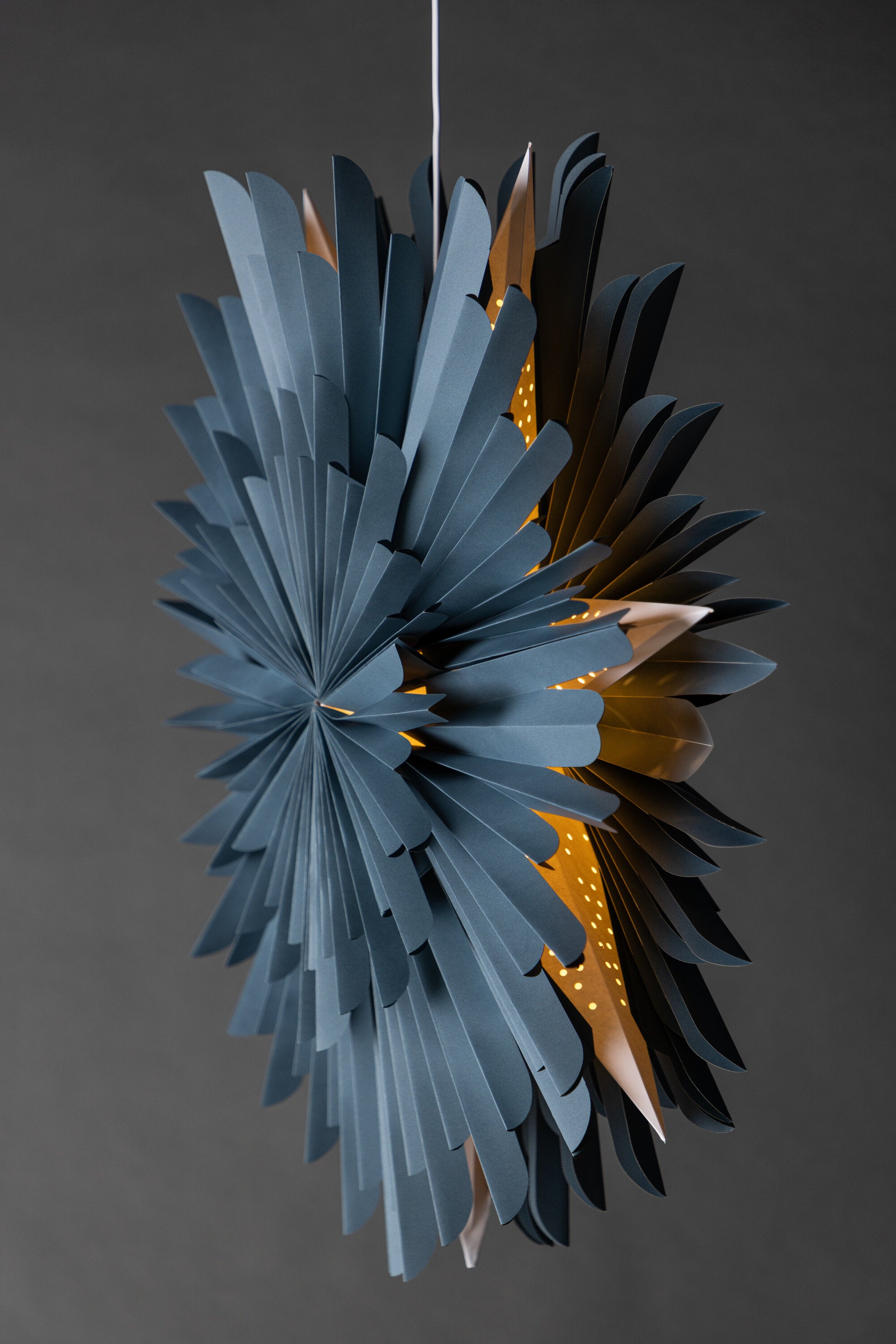Siegel Pendelleuchte in Blau präsentiert im Onlineshop von KAQTU Design AG. Weihnachtszubehör ist von Venture Home