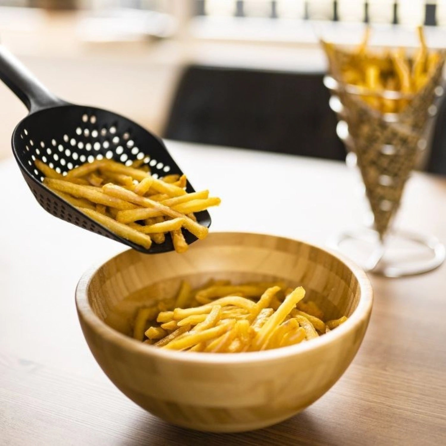 Pommes- und Seihschaufel Blacky von Westmark, 34.5x12.8cm, ideal zum Frittieren und Abseihen von Lebensmitteln, robust und funktional.