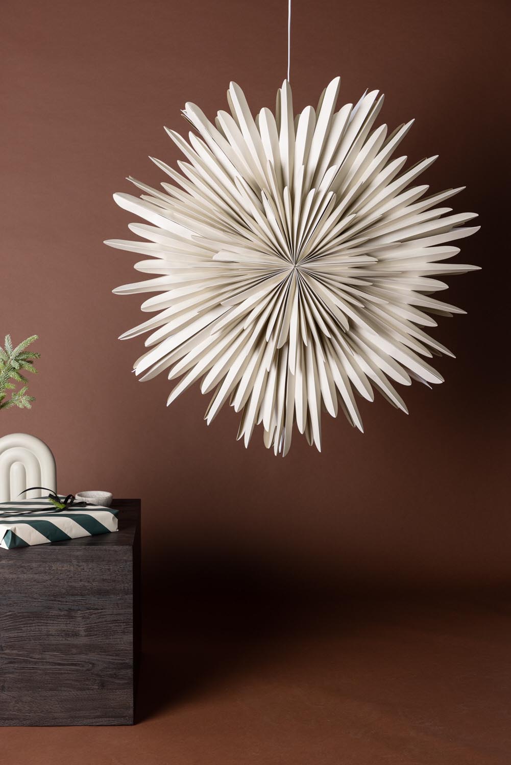 Siegel Pendelleuchte in Beige präsentiert im Onlineshop von KAQTU Design AG. Weihnachtszubehör ist von Venture Home