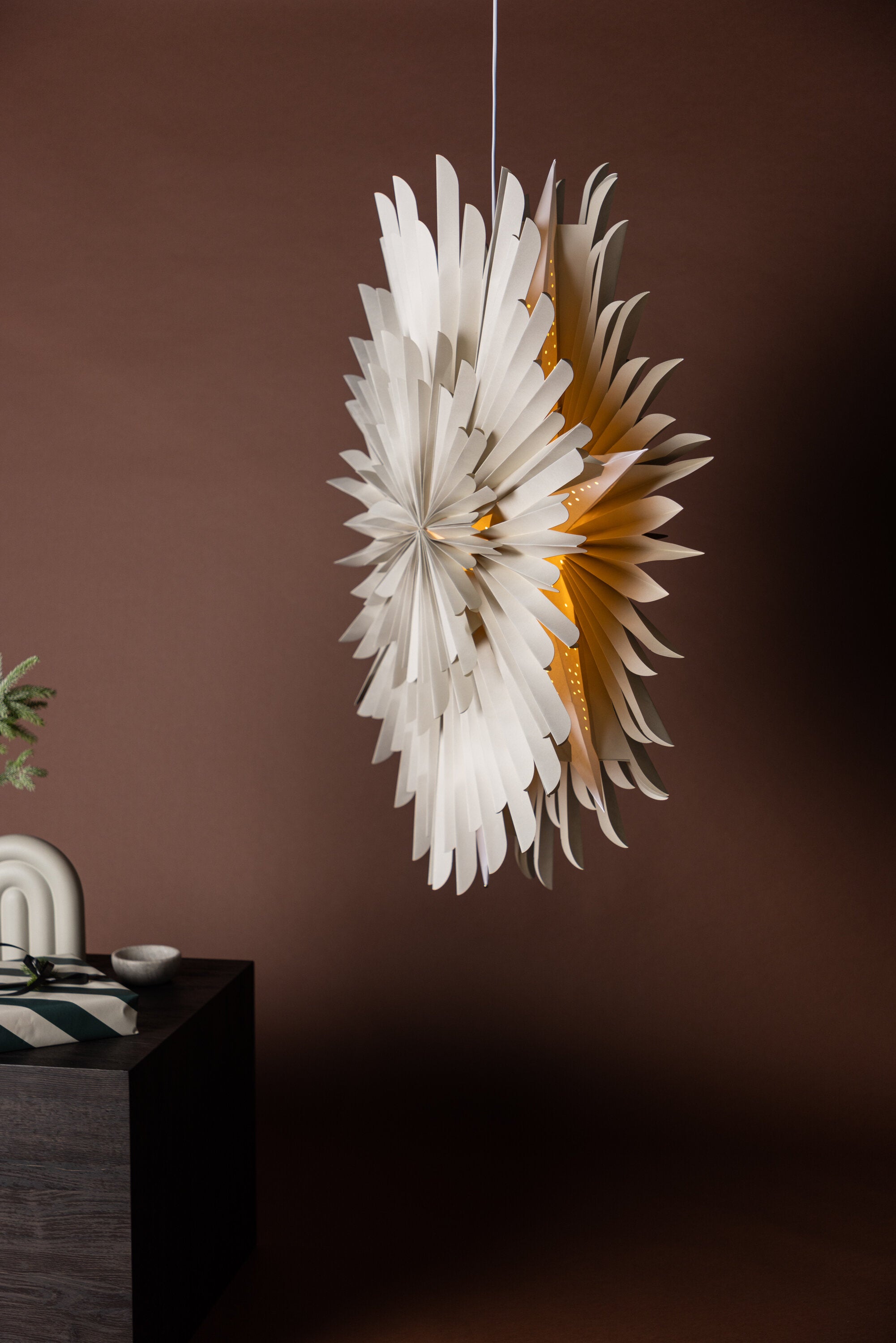 Siegel Pendelleuchte in Beige präsentiert im Onlineshop von KAQTU Design AG. Weihnachtszubehör ist von Venture Home
