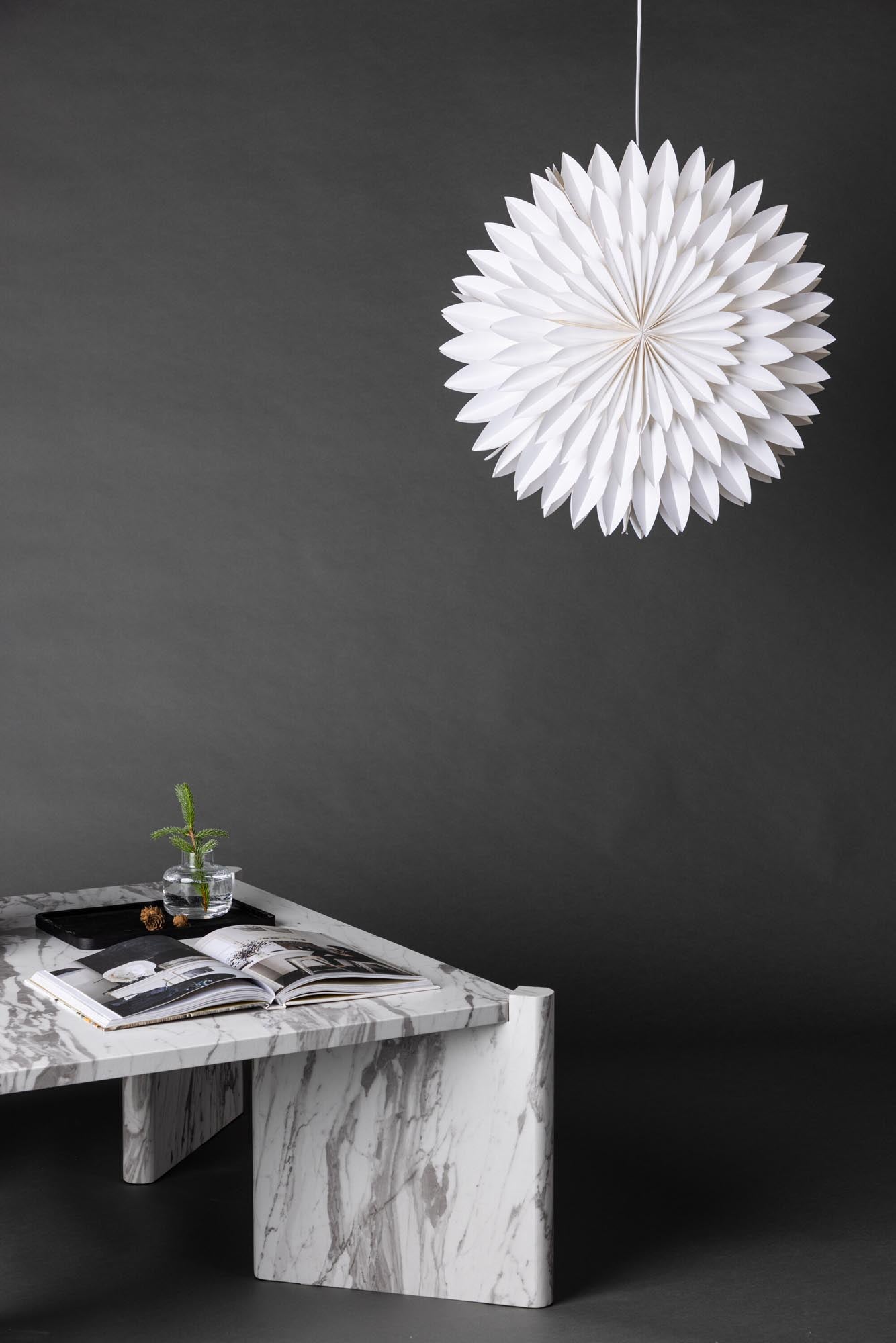 Die Storlien Pendelleuchte von Venture Home vereint hochwertiges Design und warme Beleuchtung, ideal für festliche Anlässe und gemütliche Abende.